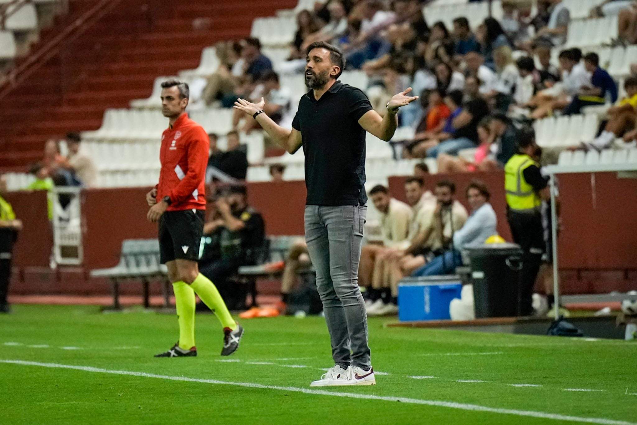 Sarabia,  a la banda del Carlos Belmonte, demanant explicacions als seus jugadors després d'una mala acció.