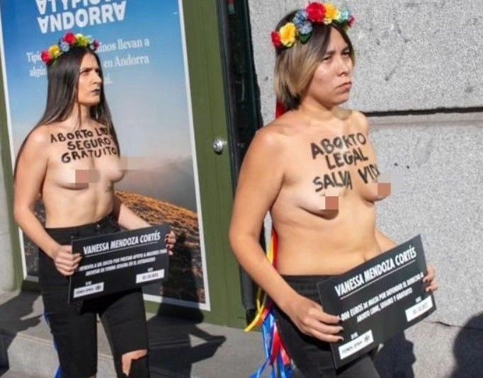 Dues de les activistes nues de cintura en amunt.