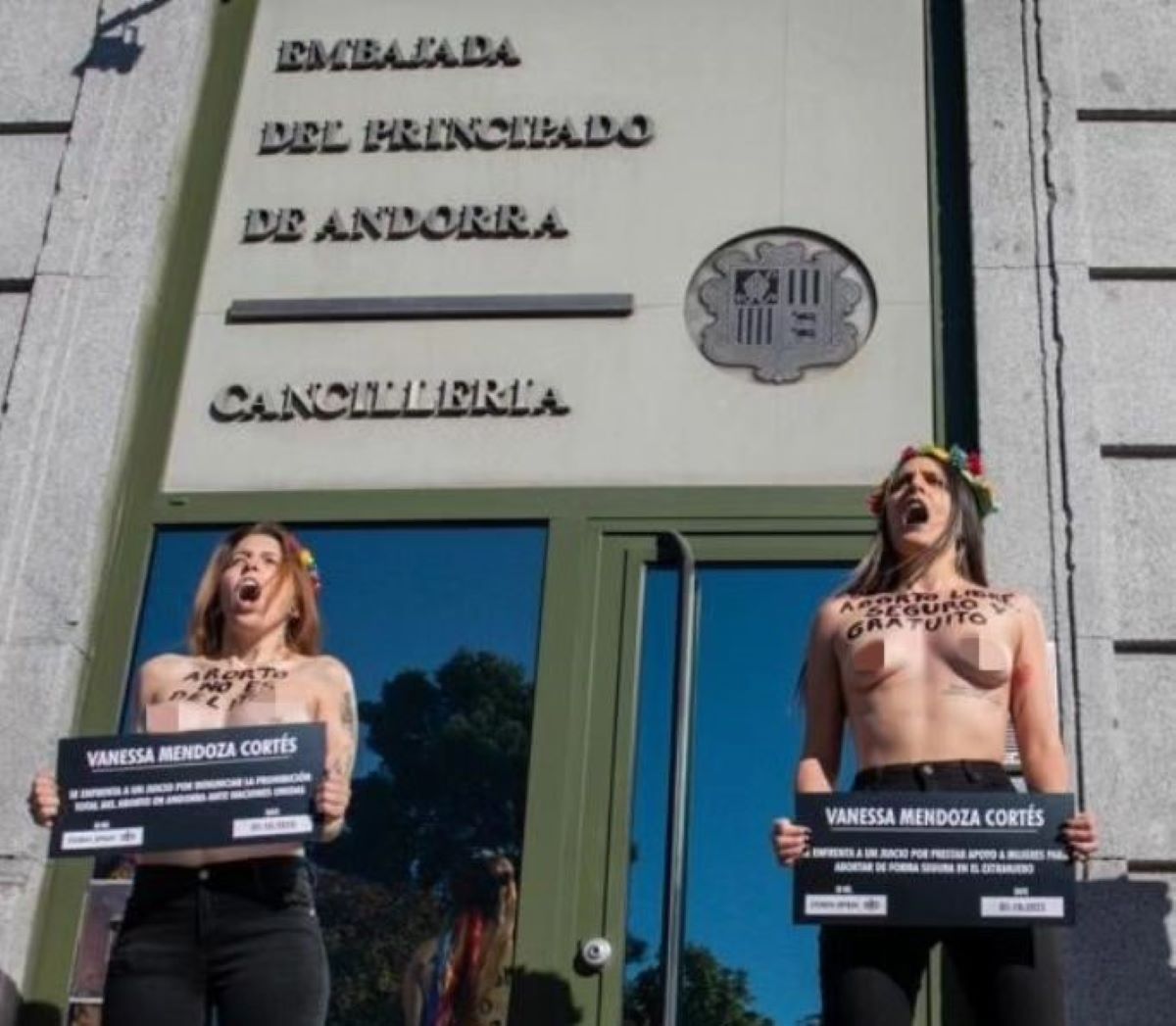 Dues de les participants davant la legació diplomàtica.