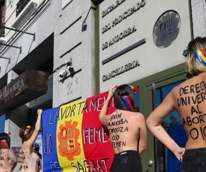 La bandera andorrana tenia lema: "L'avortament és sagrat"