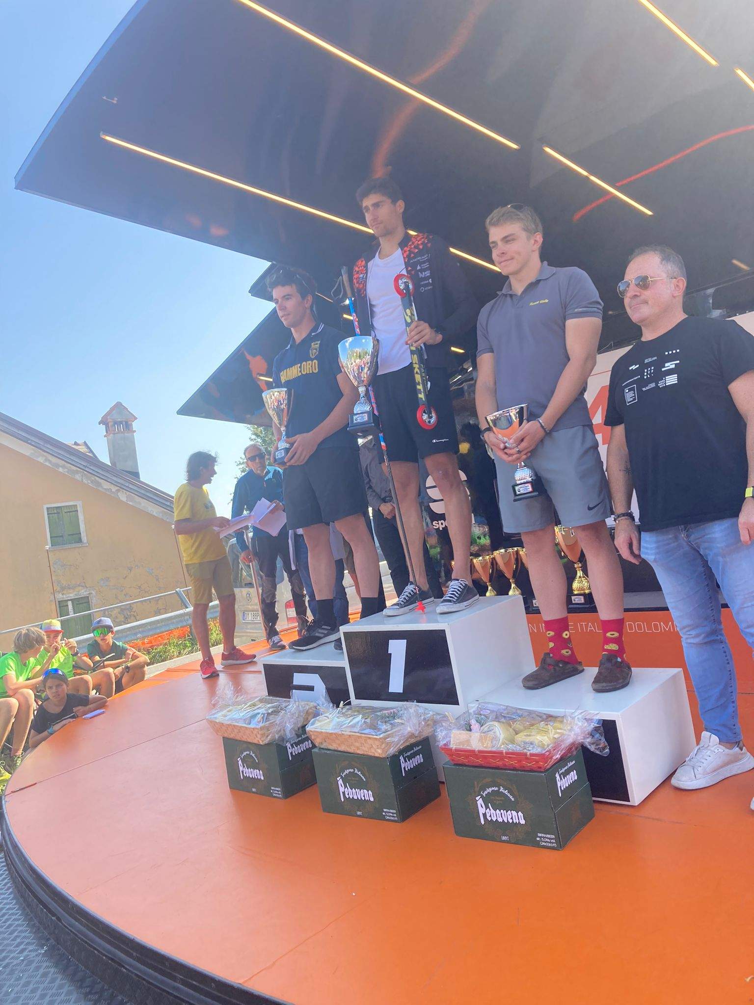 El podi absolut, amb Irineu Esteve a dalt.
