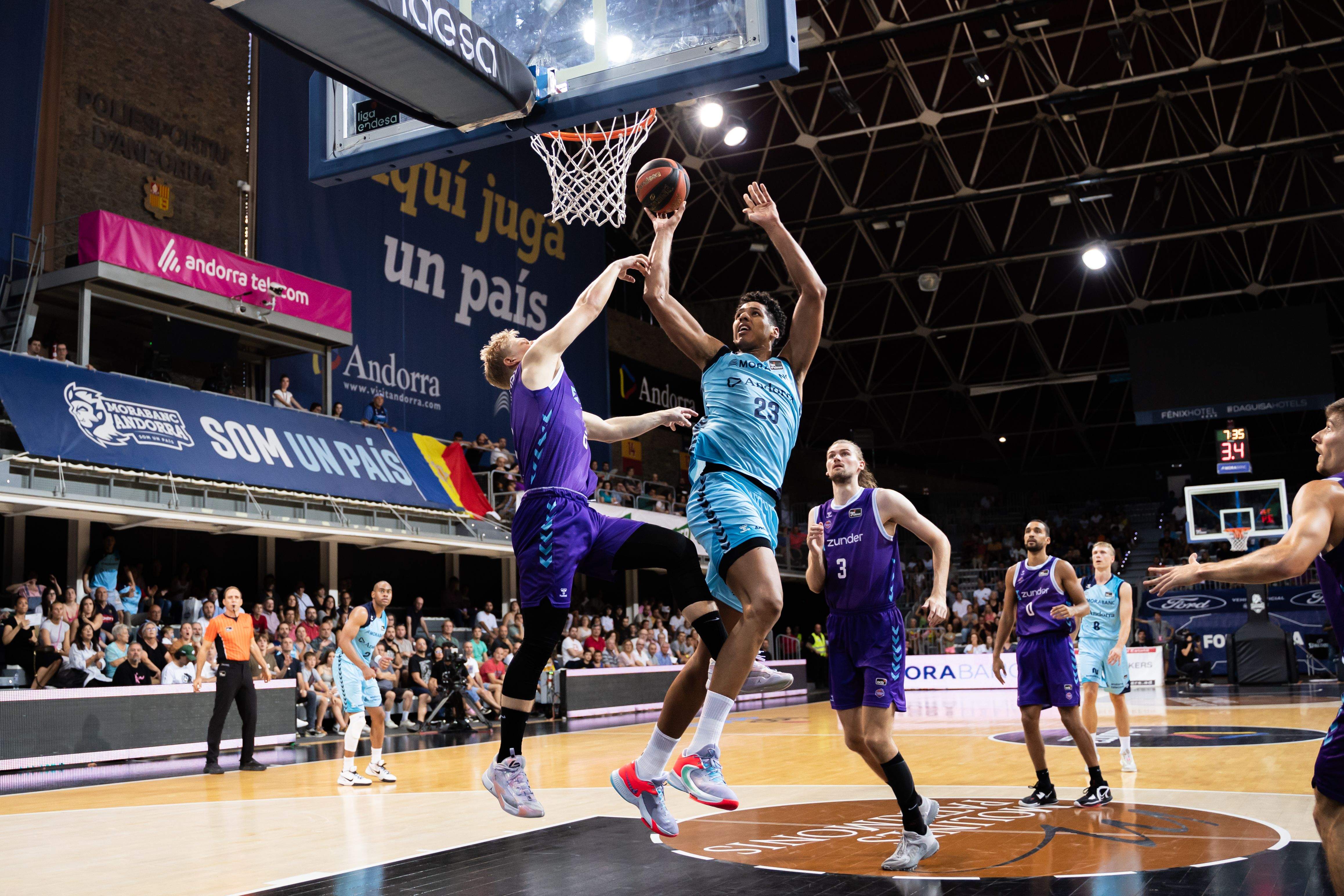 Tyson Pérez fa una entrada a cistella.