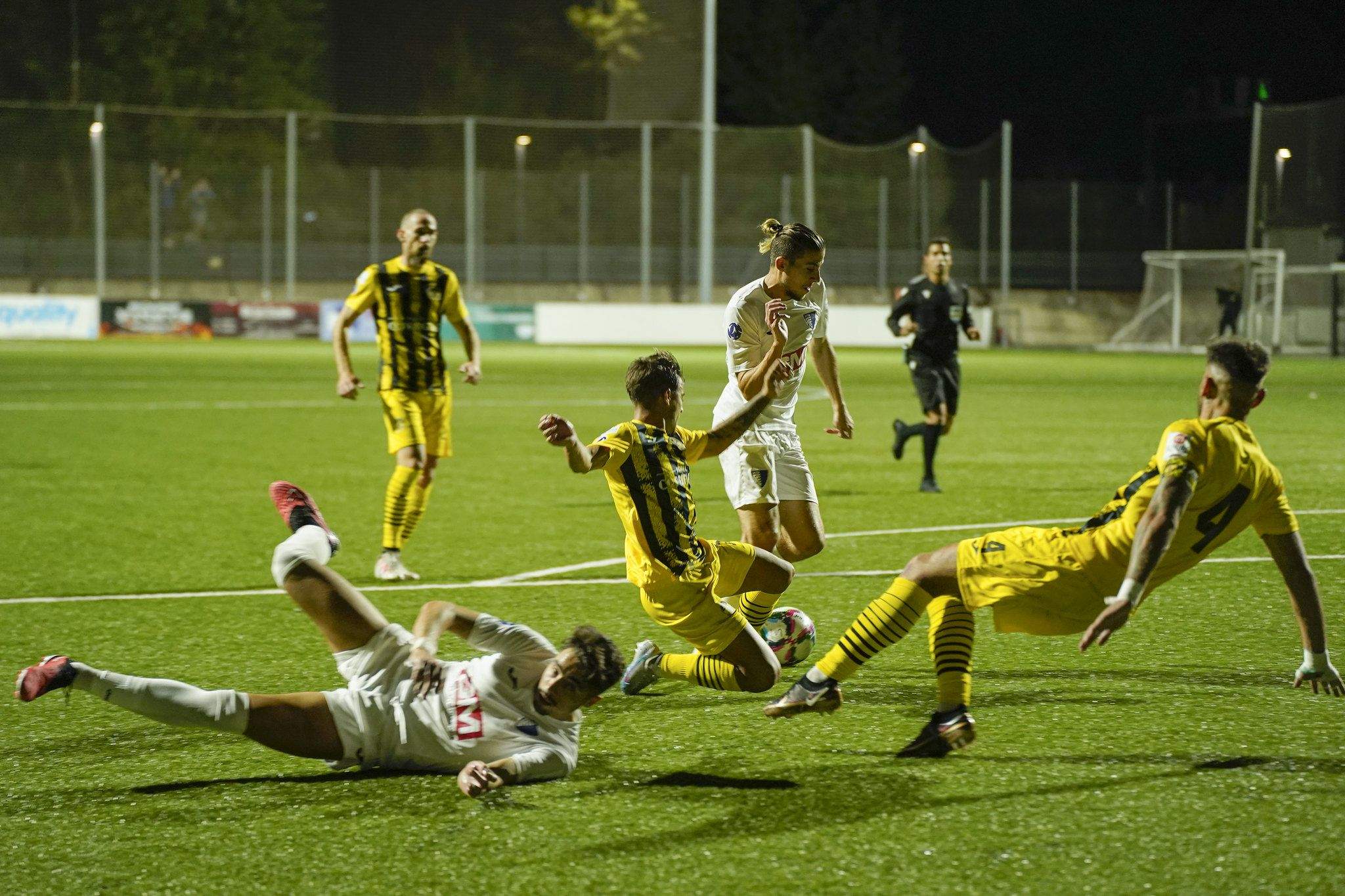 Un moment del duel de la jornada entre UE Santa Coloma i Inter.