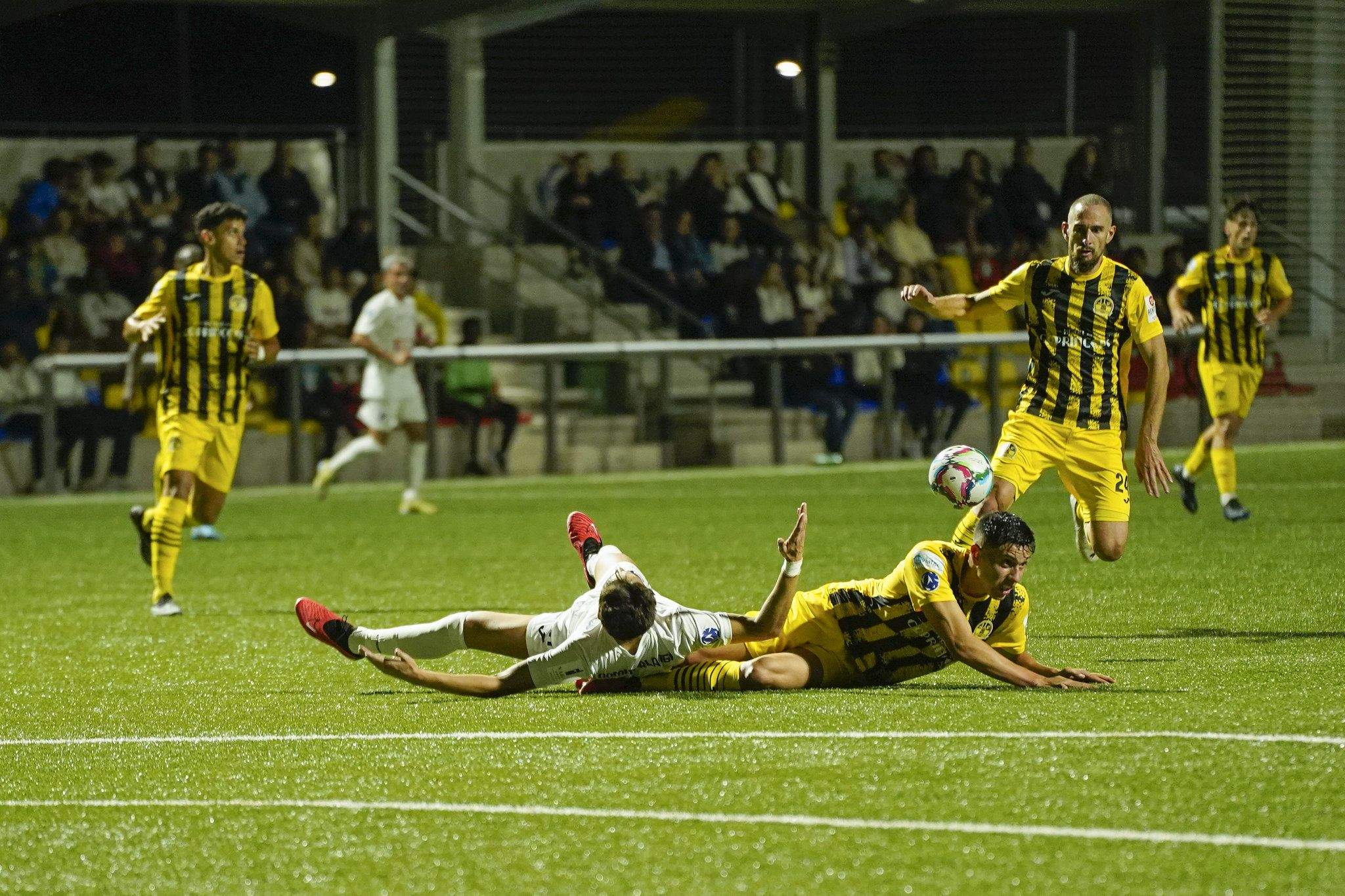 Un moment del duel entre UE Santa Coloma i Inter.