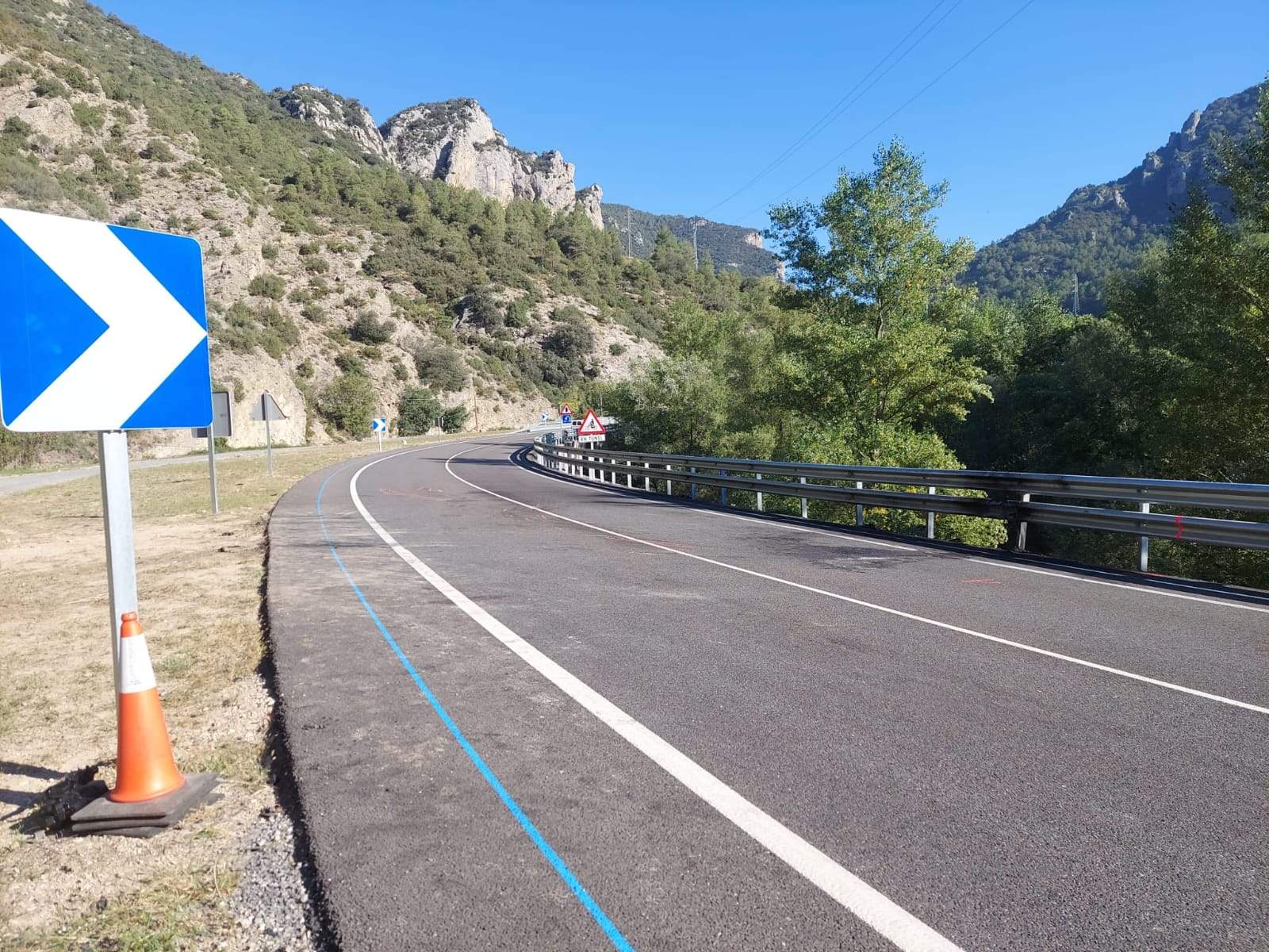 EL LLOC ON HI VA HAVER L'ACCIDENT, AQUEST MATÍ, ENCARA AMB MARQUES I RESTES DEL MATEIX.