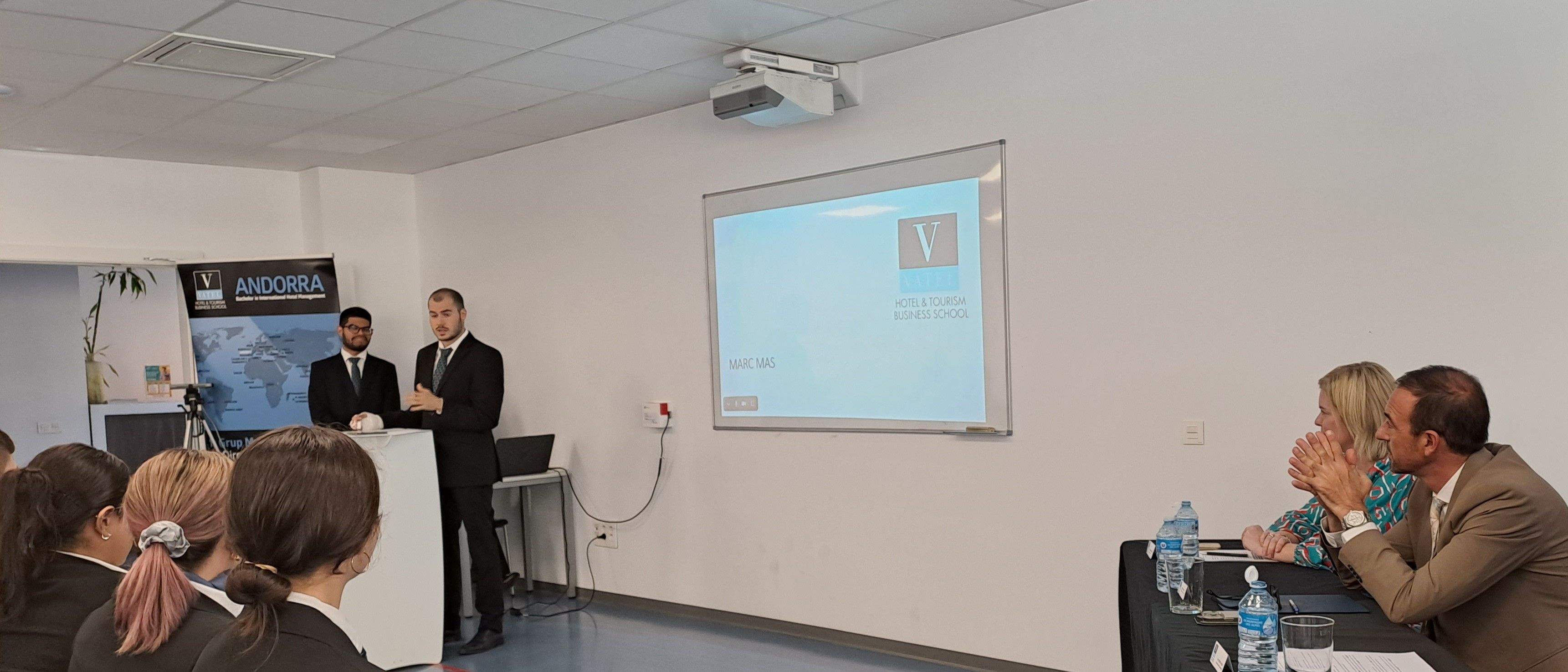 Torres, a la dreta, escoltant una de les intervencions de l'acte a VATEL.