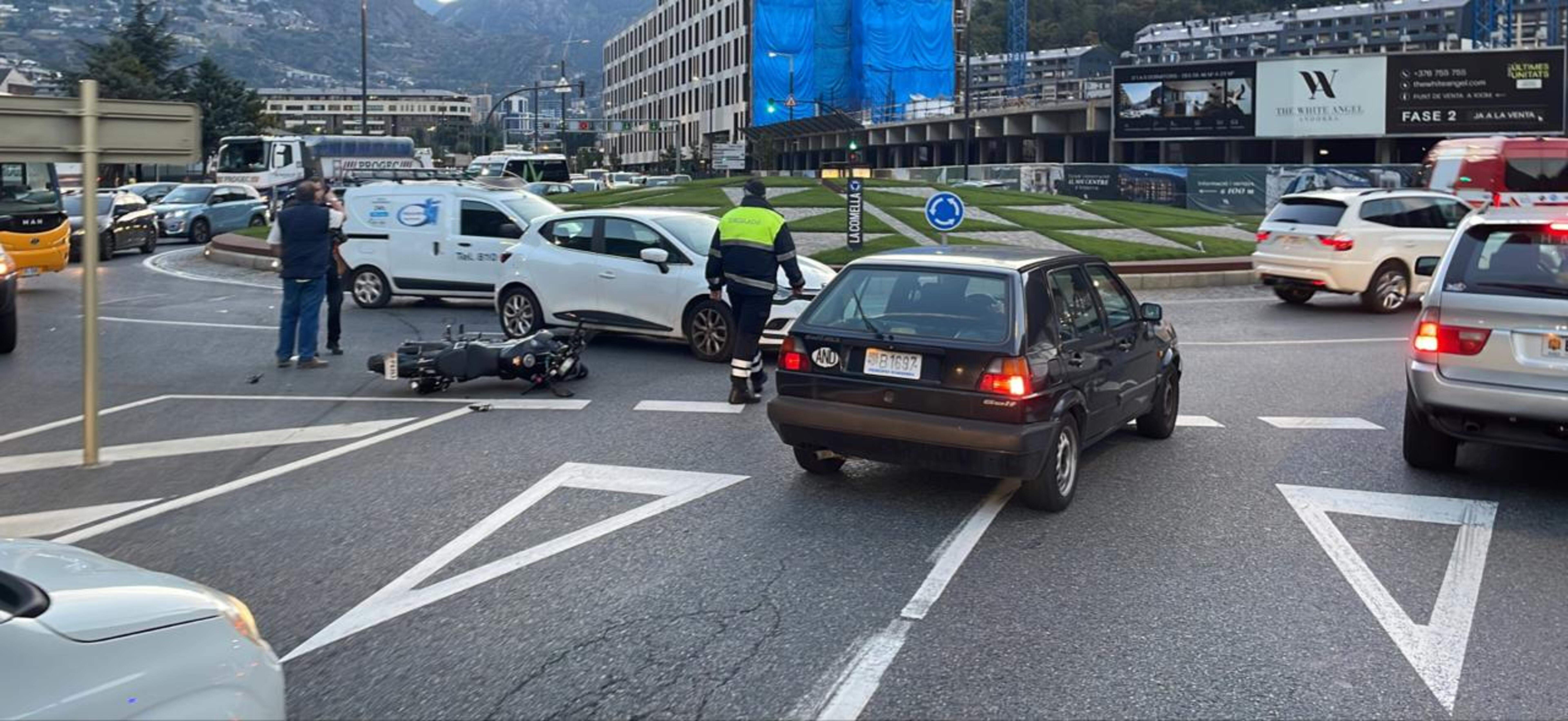 La moto i el cotxe (blanc) implicats en la col·lisió.