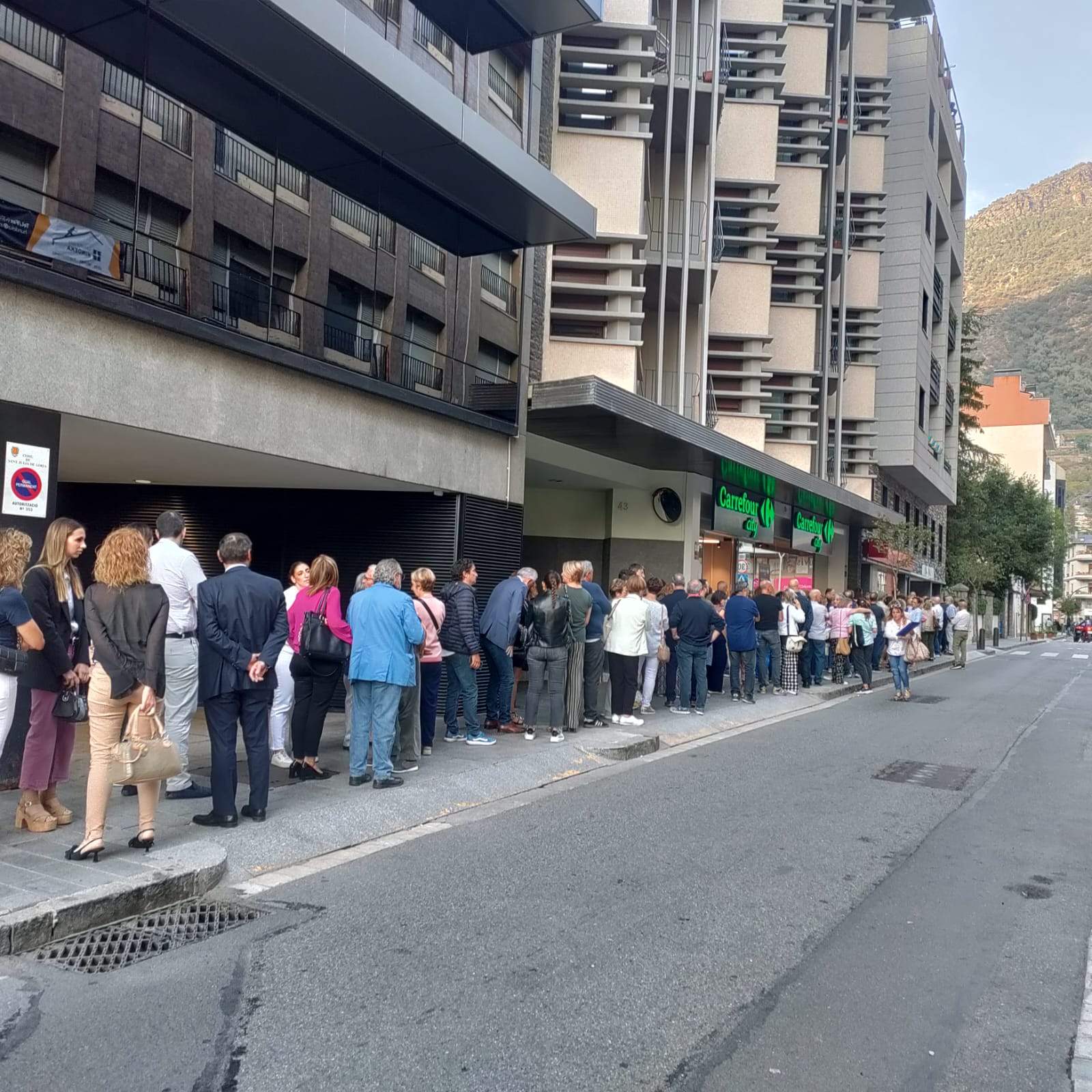 Cua d'espera a l'exterior de l'edifici familiar.