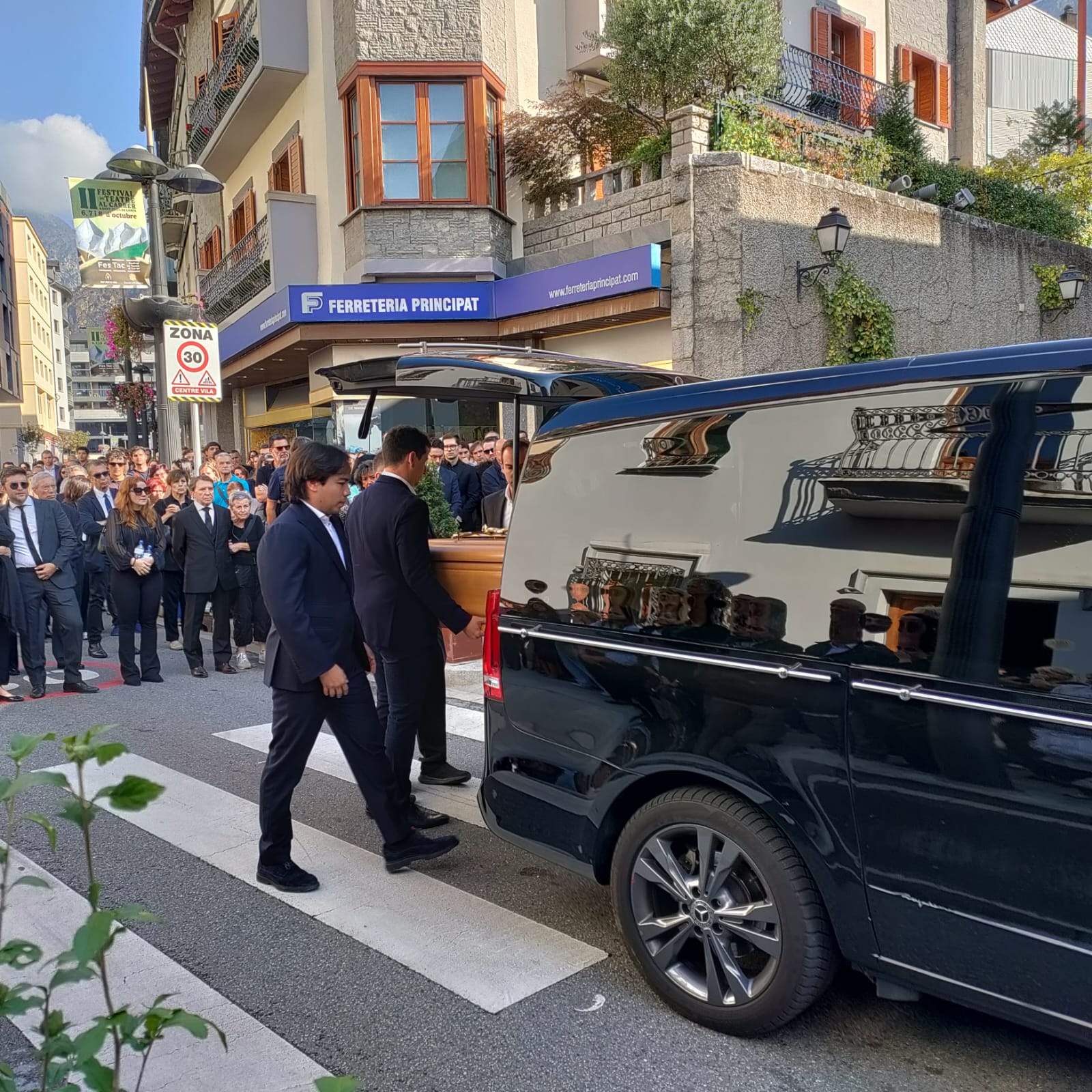 Centenars de persones han volgut fer costat a la família en el darrer adeu a Gil Santolària.