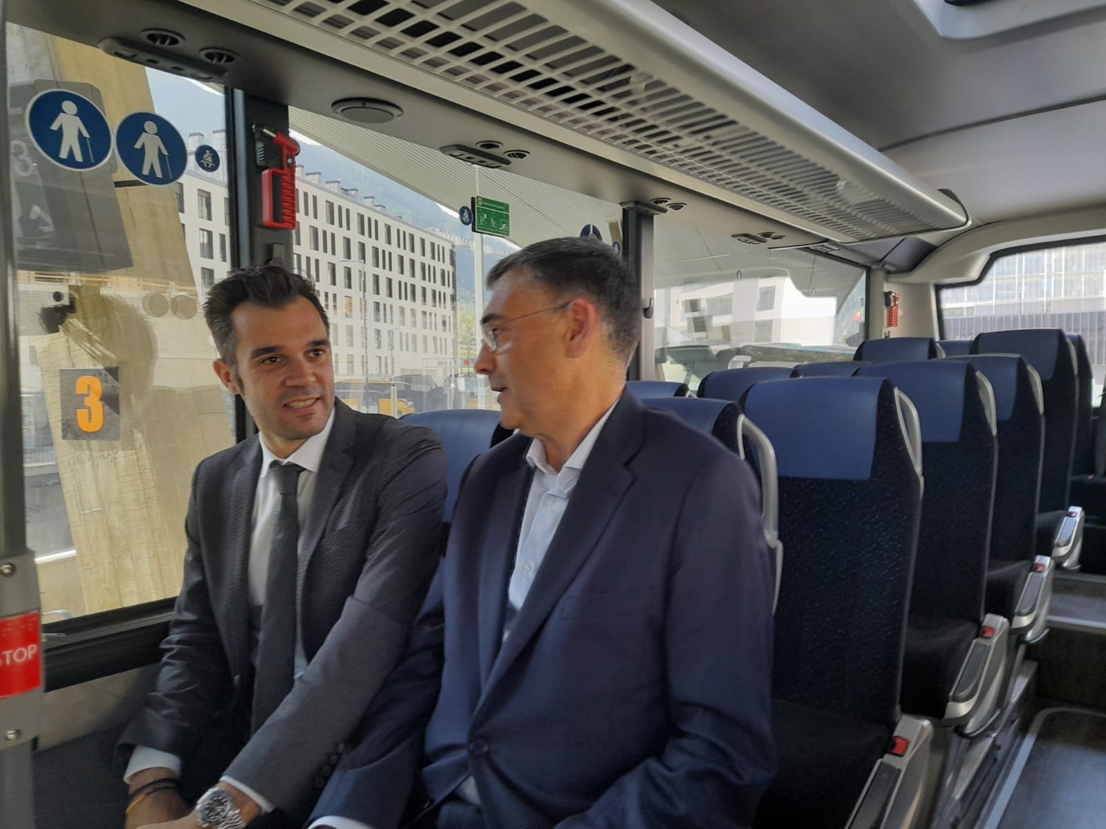 David Forné i José Maria Chavarría a dins del bus David Forné i José Maria Chavarría a dins del bus