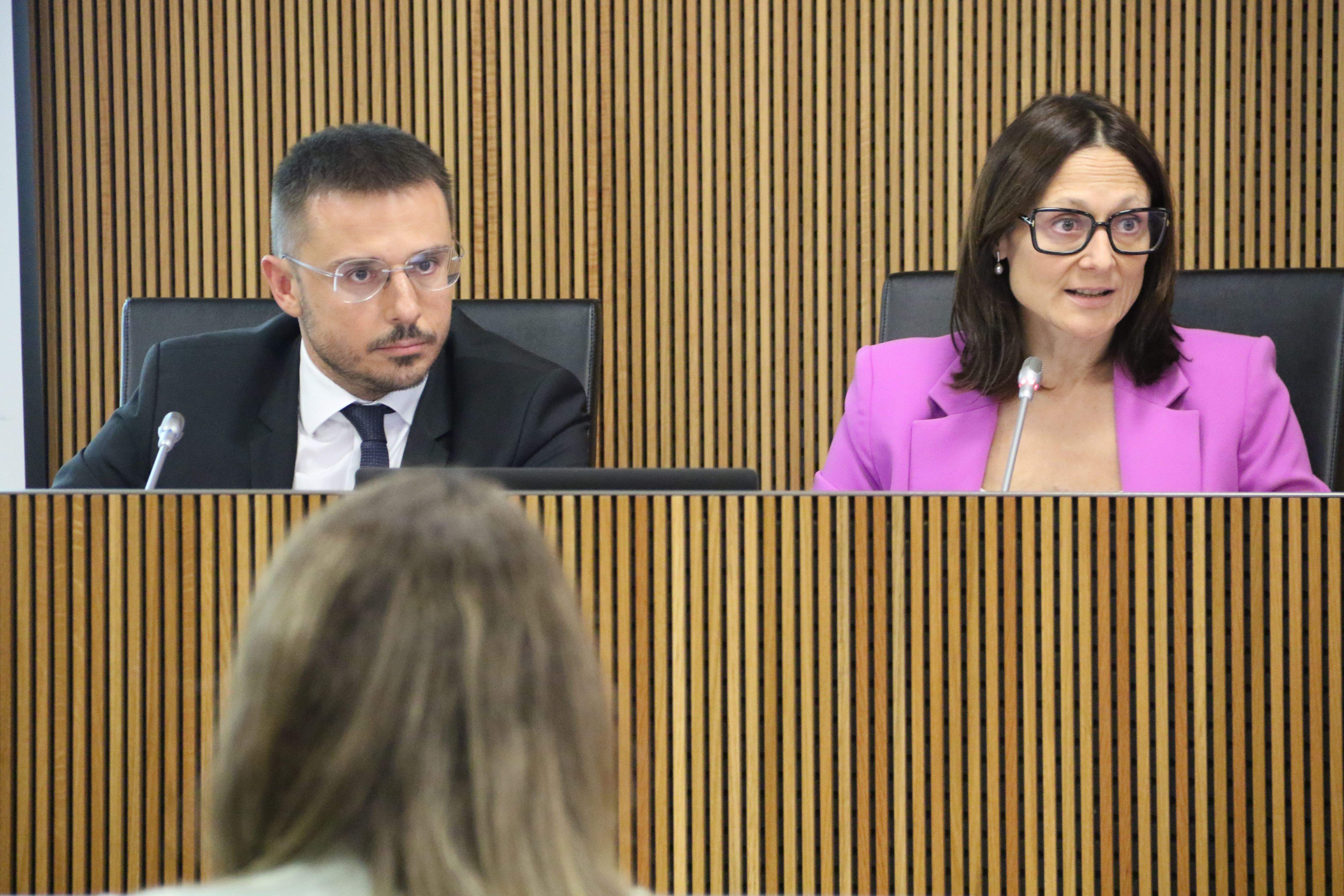 El secretari d'Estat Joan León i la ministra Ester Molné durant la compareixença.