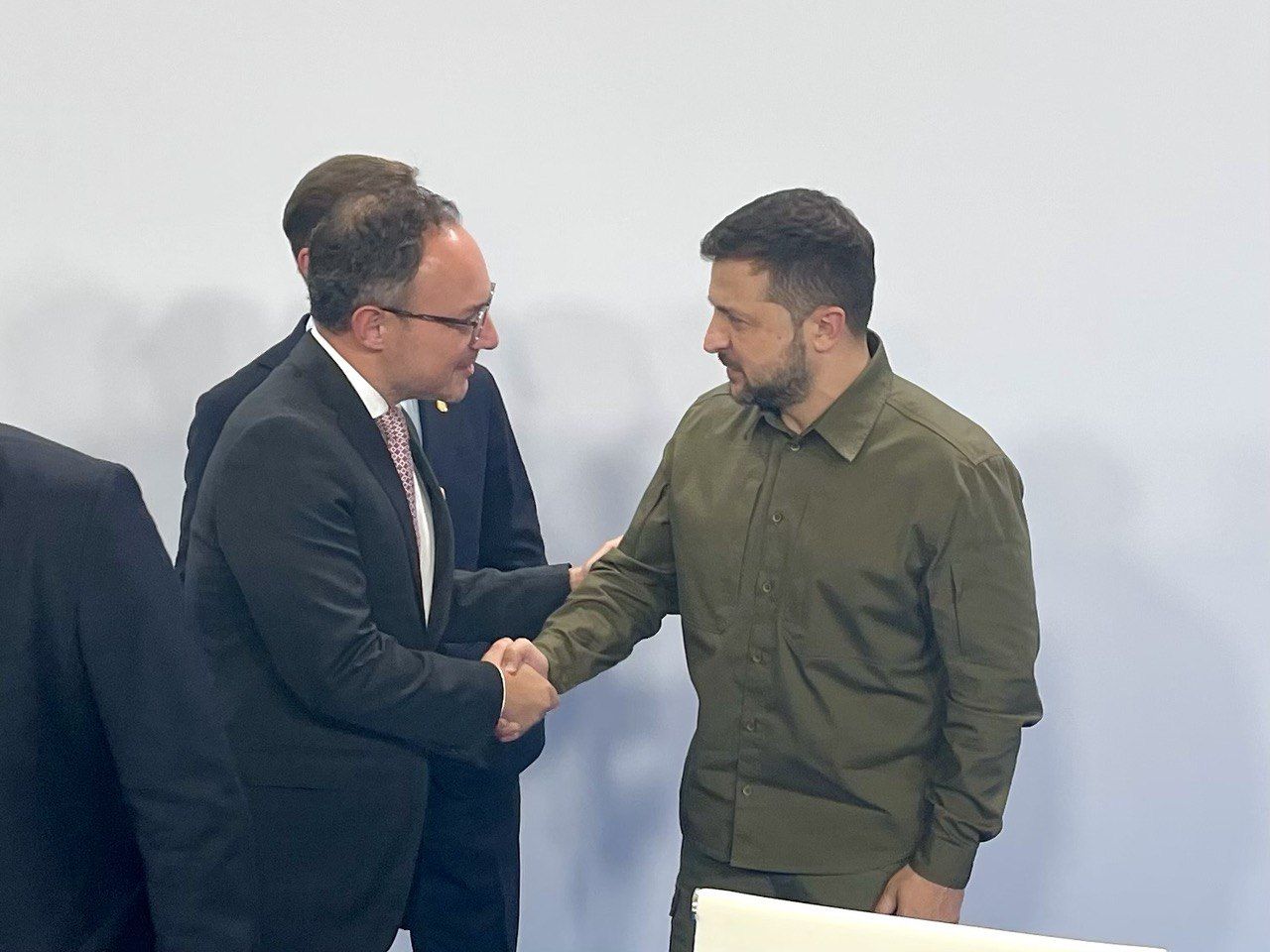 Xavier Espot saluda Volodímir Zelensky.