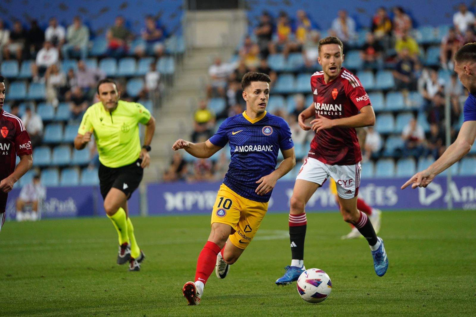 Iván Gil conduint la pilota contra el Saragossa en el partit de la primera volta.