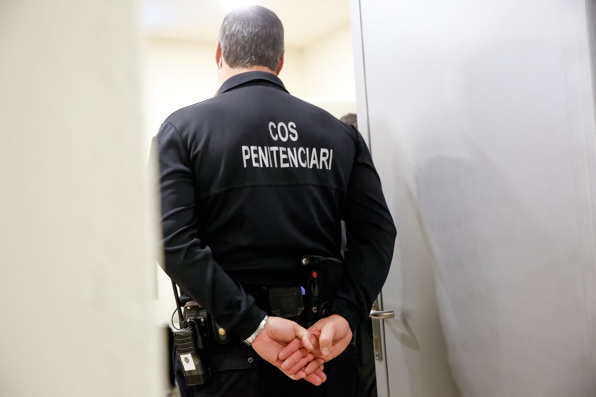 Un agent penitenciari de servei.