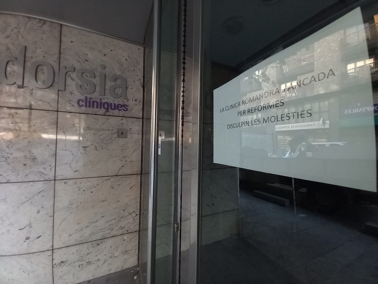 La clínica Dorsia va estar temps formalment està tancada per reformes. La clínica Dorsia va estar temps formalment està tancada per reformes.