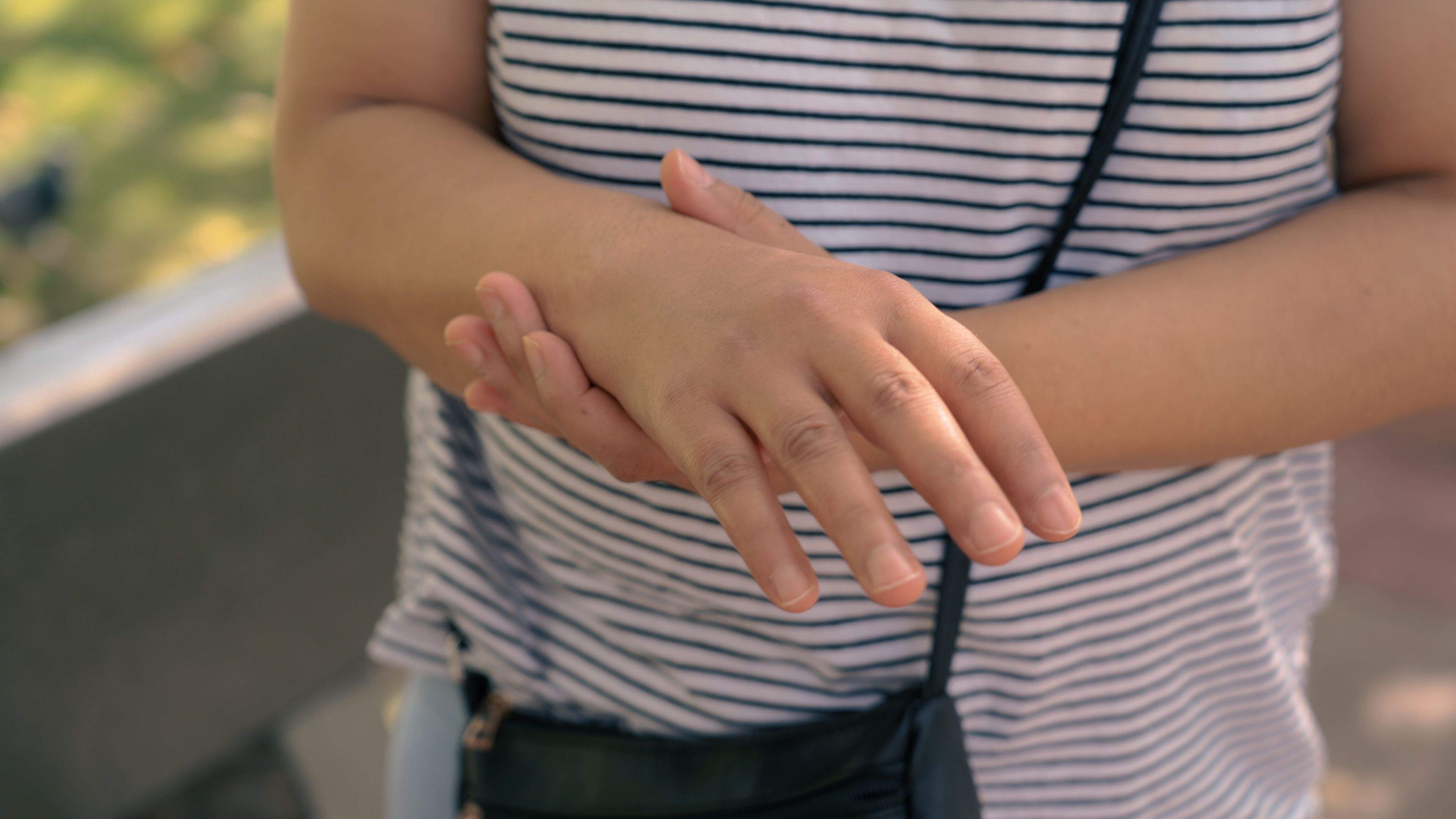 Una lesió física potencial o real genera un sofriment físic, i es pot perllongar en el temps encara que la lesió física s'hagi solucionat.