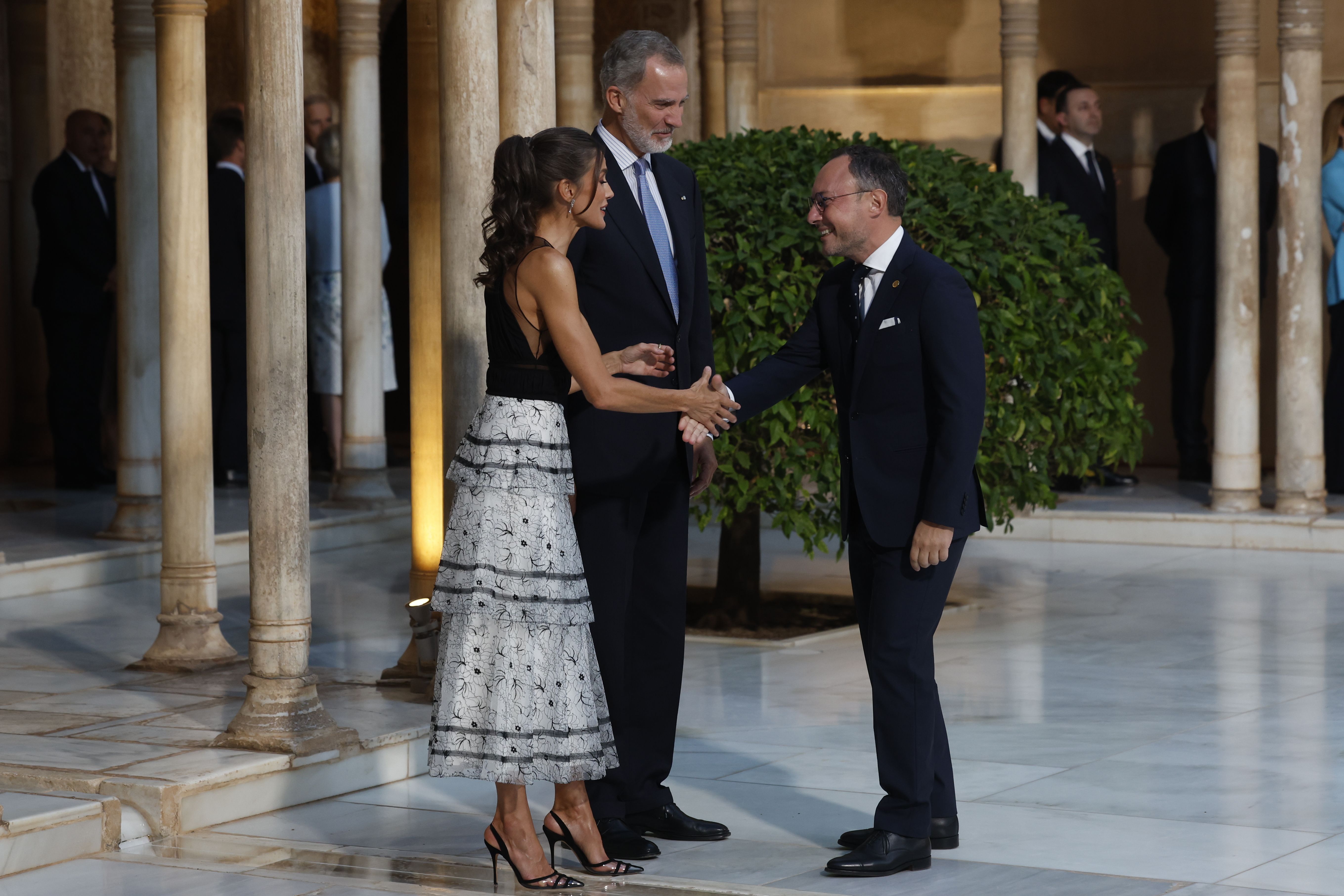 Els reis d'Espanya saluden efusivament Xavier Espot a l'Alhambra.