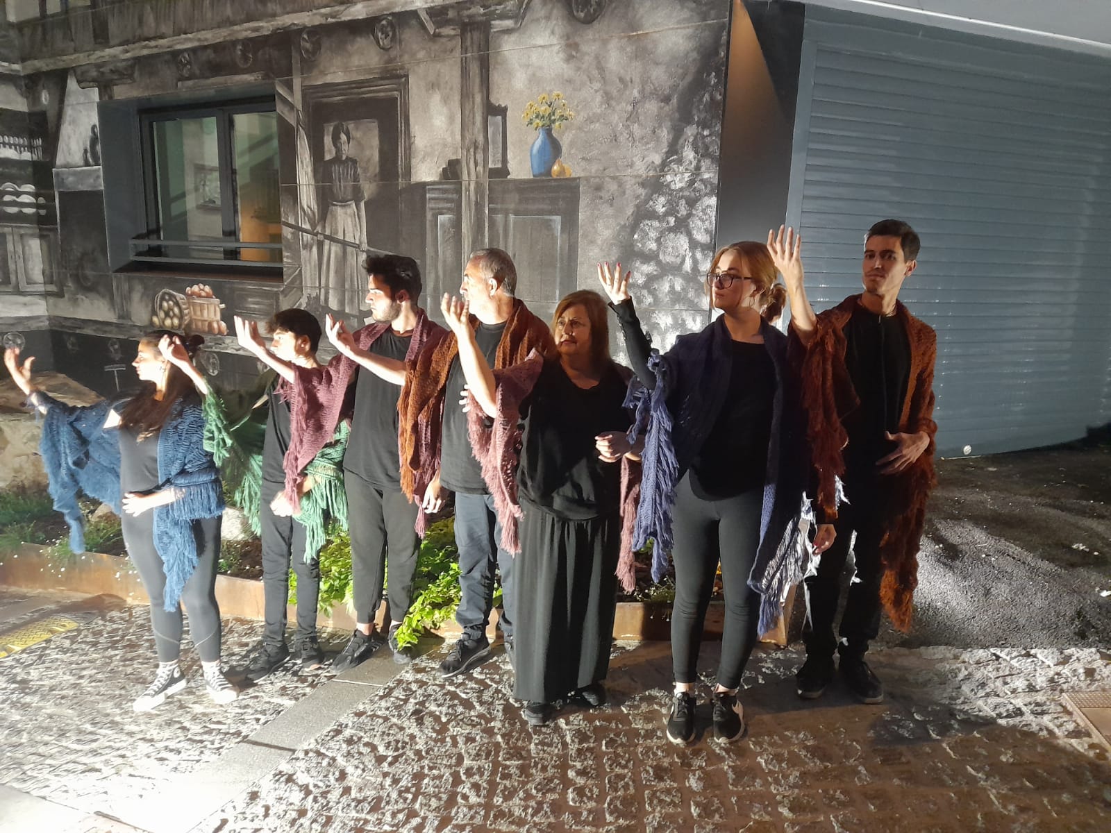 Un dels moments de l'espectacle 'Murs que parlen, ballen i escolten'.