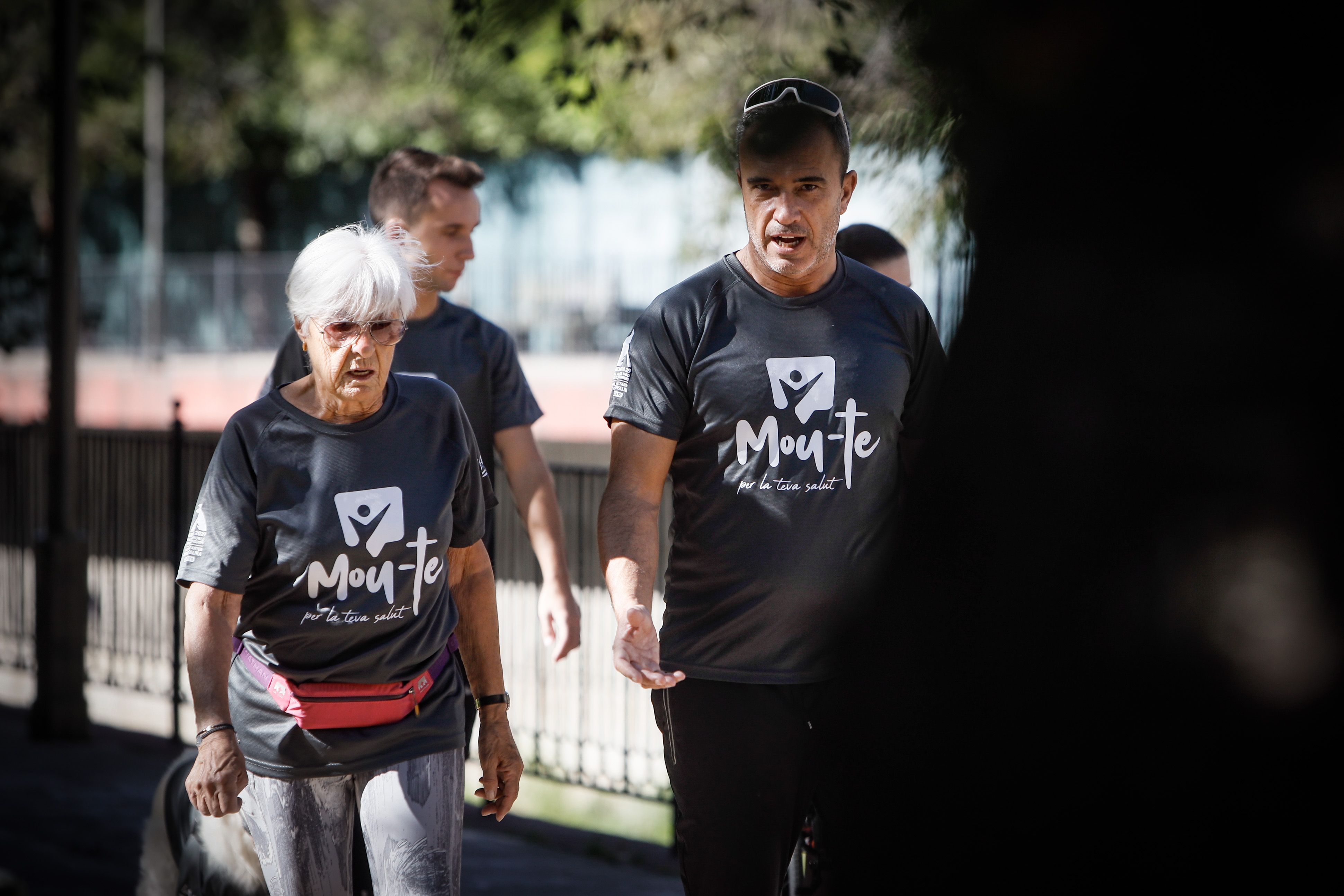 Alain Cabanes, a la dreta de la imatge, durant la marxa popular. Alain Cabanes, a la dreta de la imatge, durant la marxa popular.