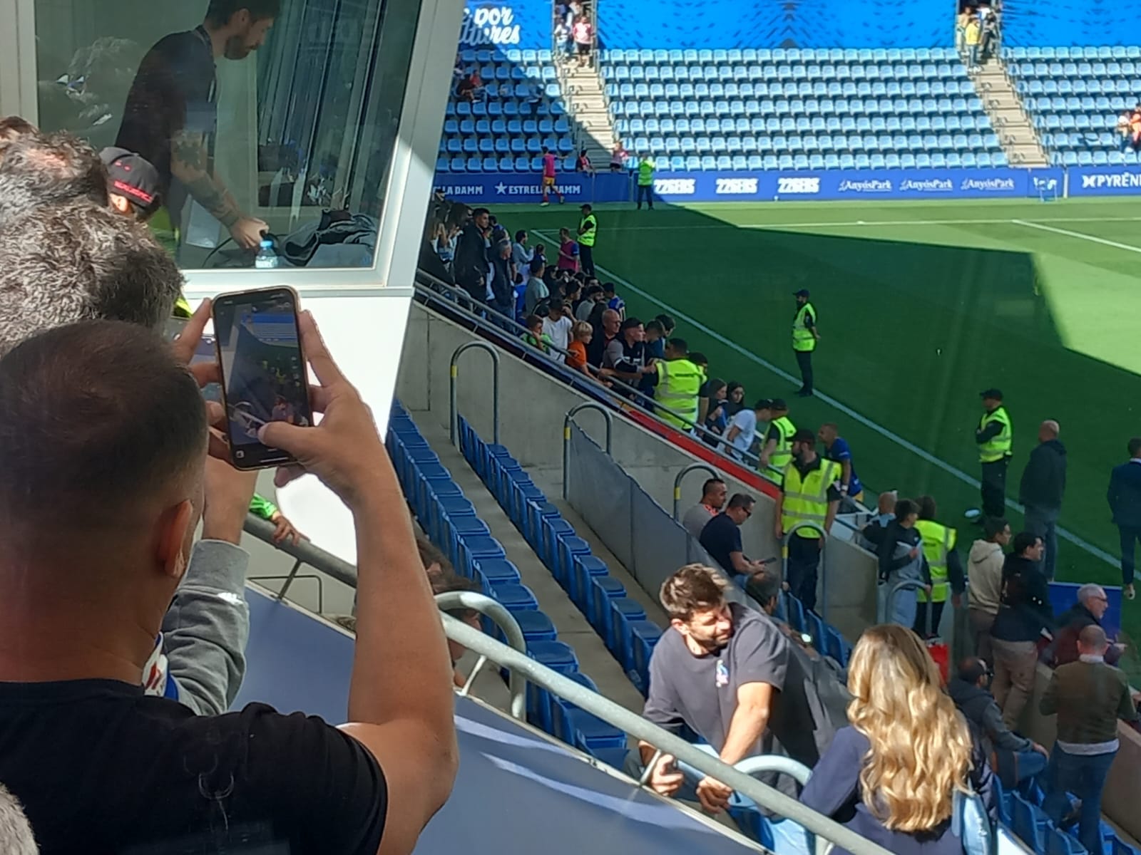 Gerard Piqué en un partit a l'Estadi Nacional. Gerard Piqué en un partit a l'Estadi Nacional.