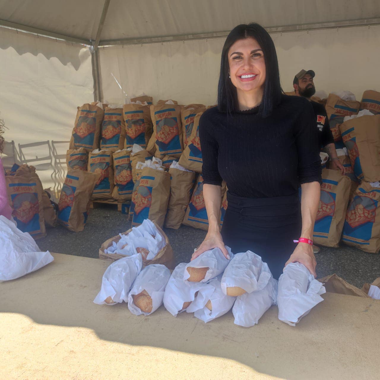 Carine Montaner repartint pans a Canòlich.