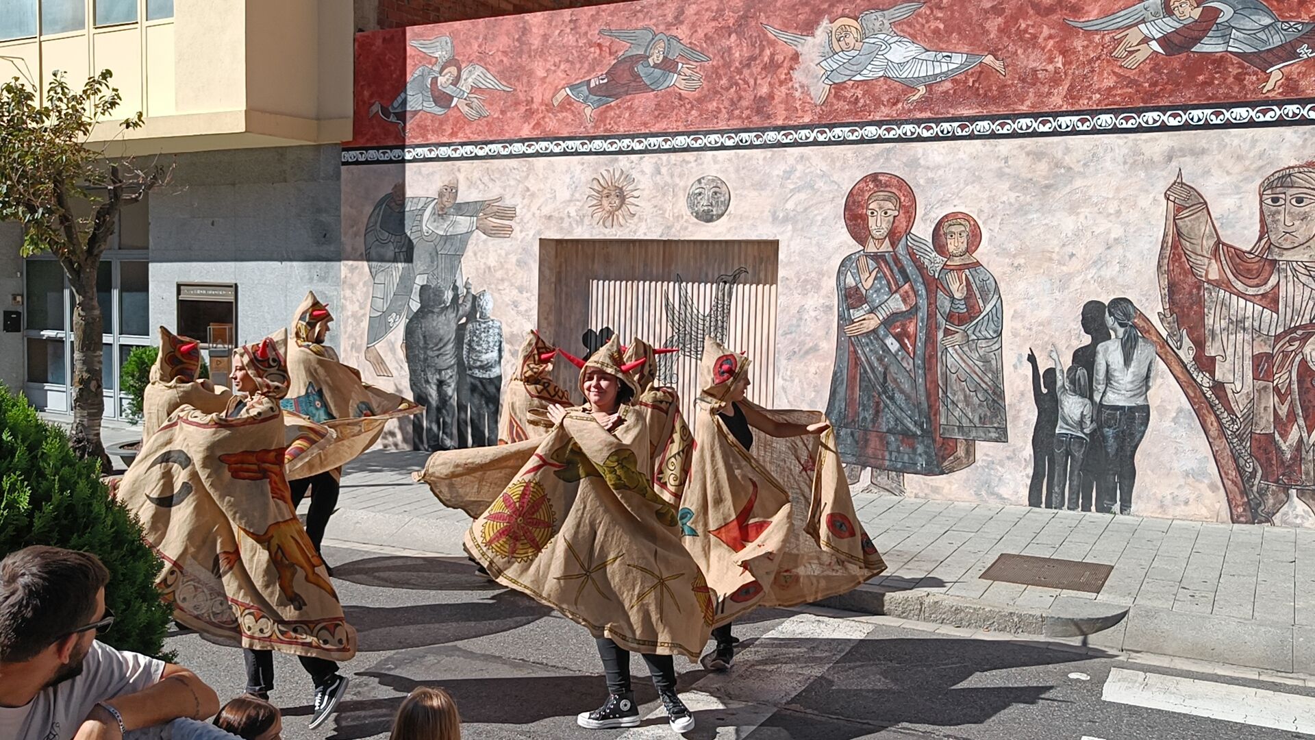 Espectacle 'Murs que parlen, ballen, escolten' Espectacle 'Murs que parlen, ballen, escolten'