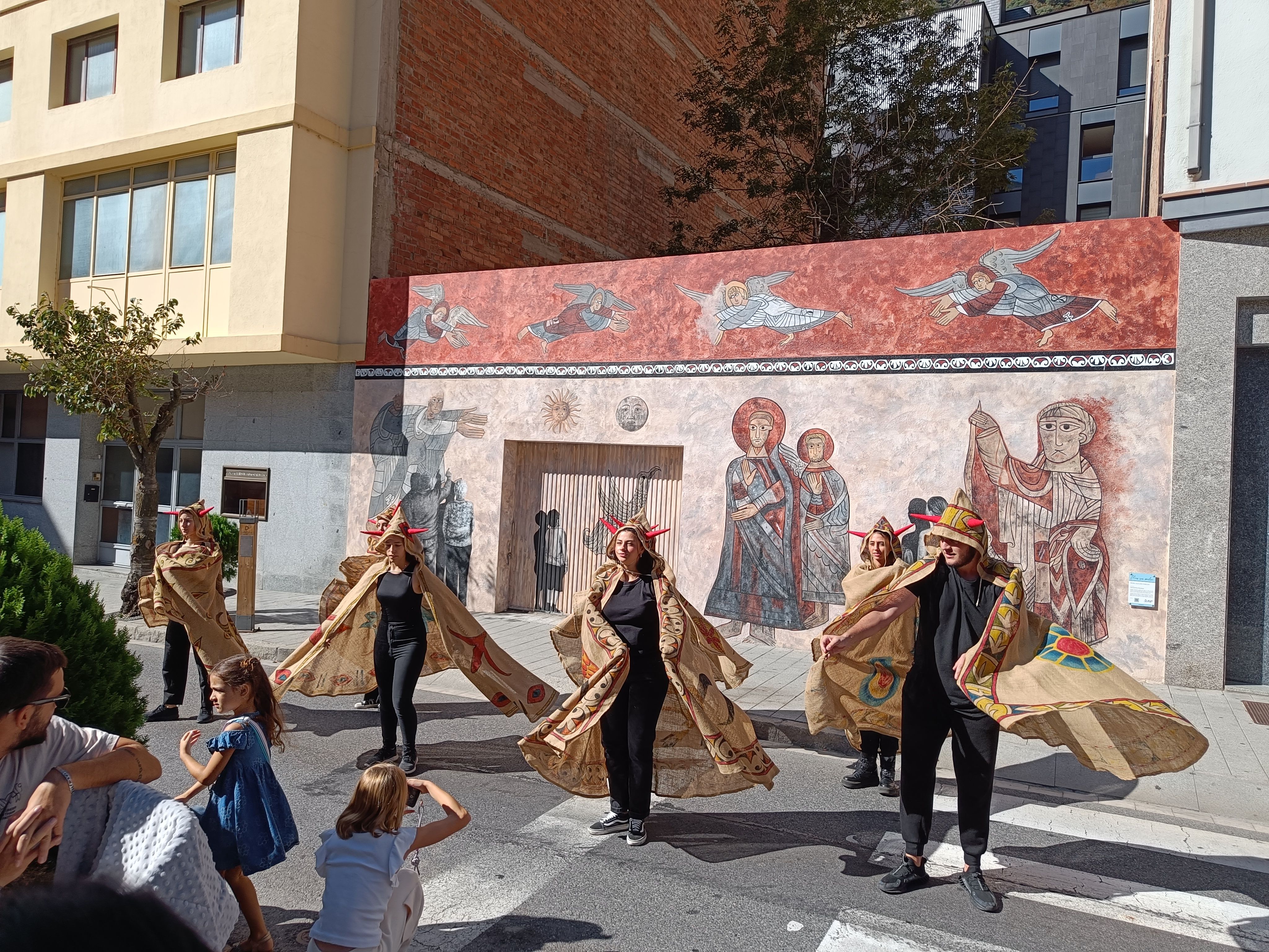 Un fragment de l'espectacle 'Murs que parlen, ballen i escolten'