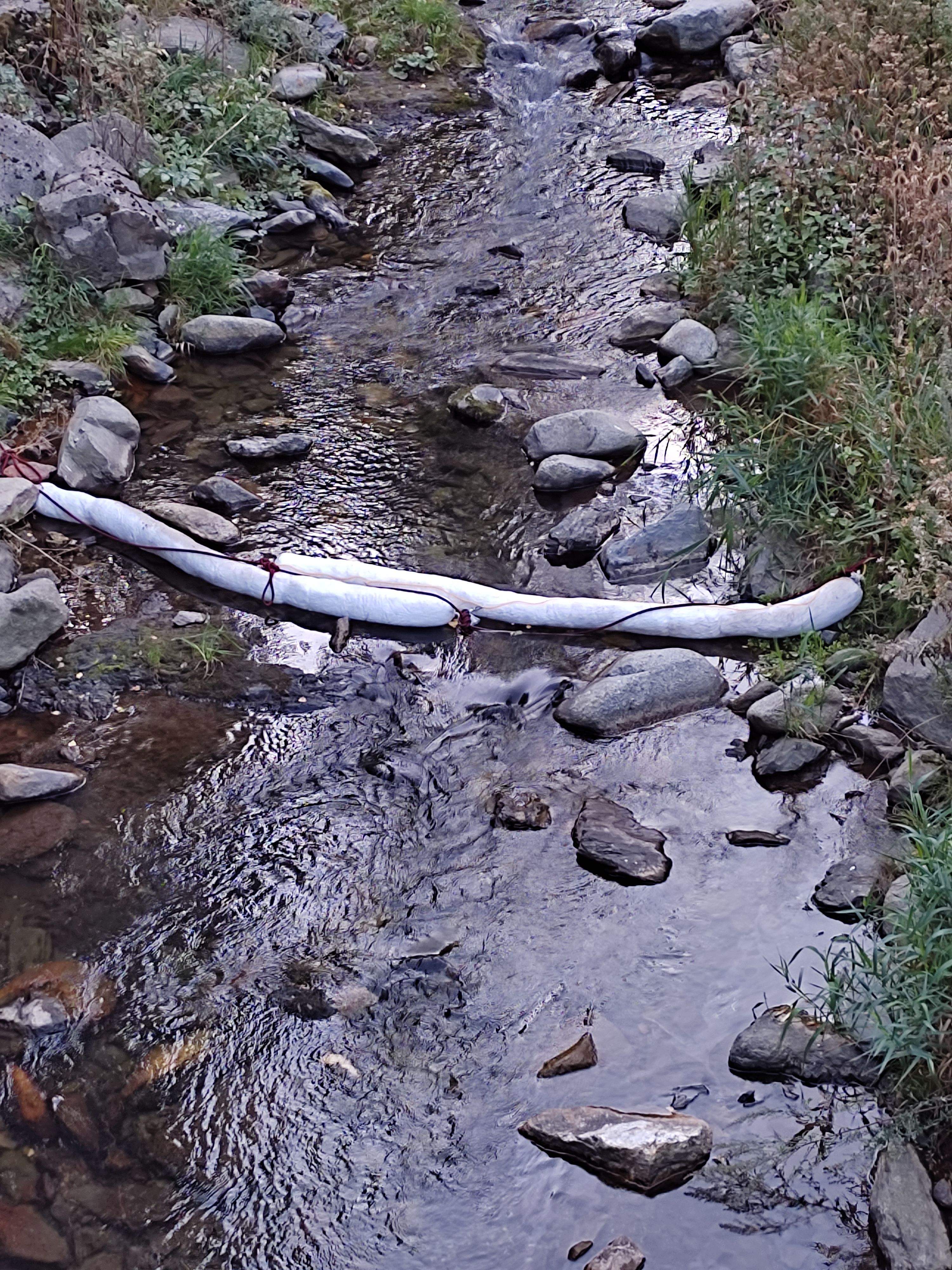 Una de les barreres de protecció instal·lades al riu.