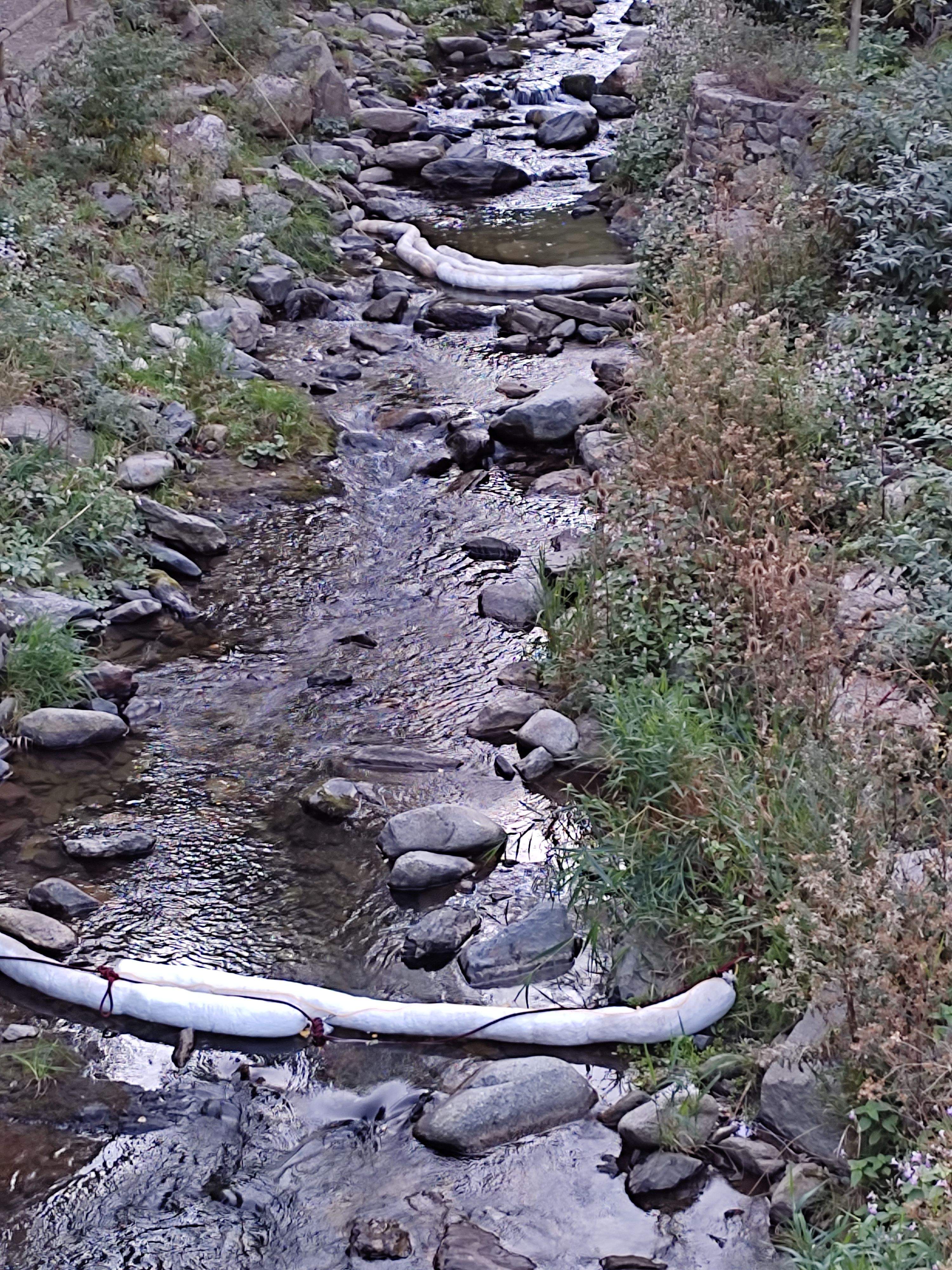 Les barreres protectores que s'han instal·lat per controlar el vessament.