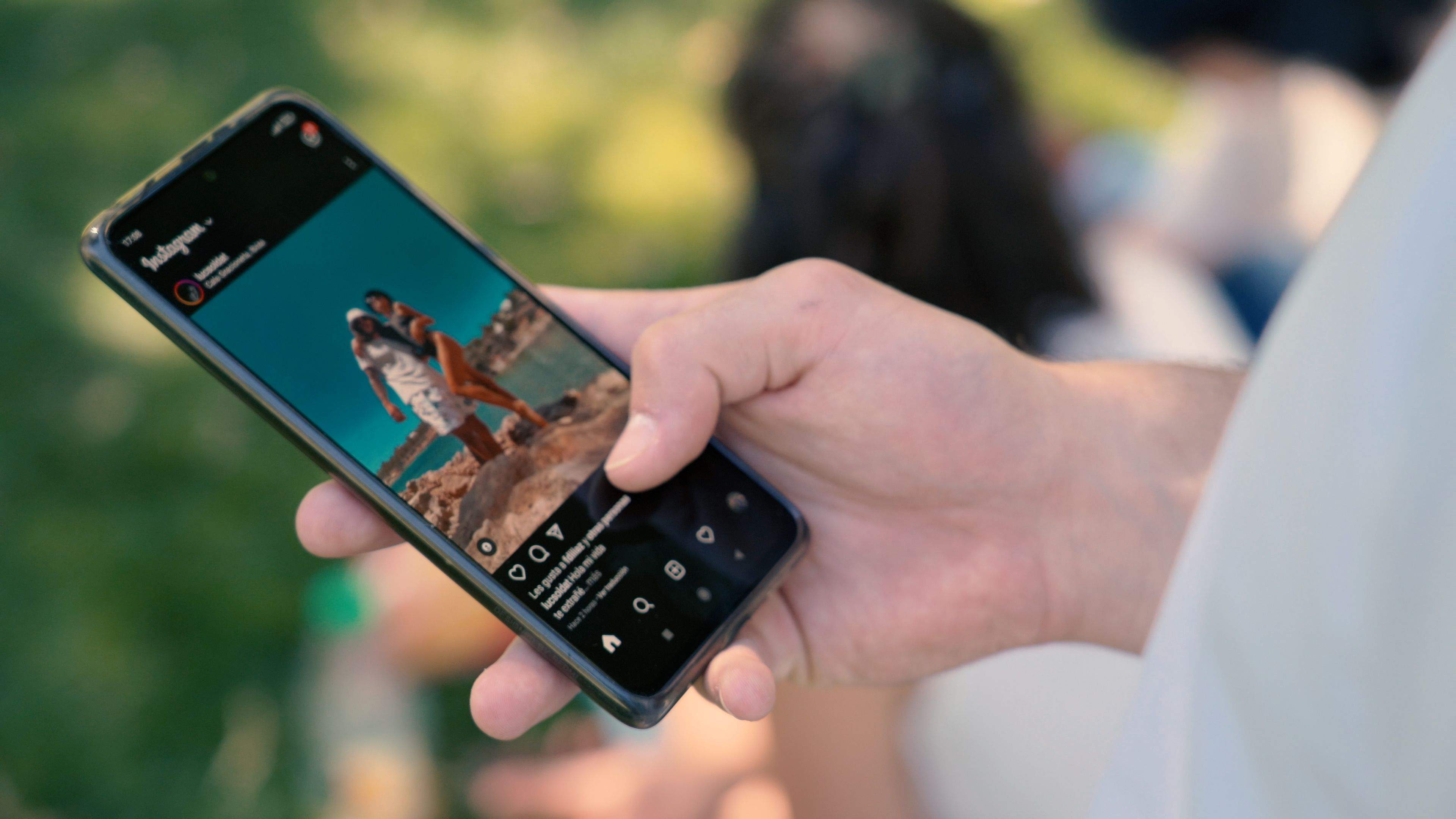 Un jove connectat a Instagram. 