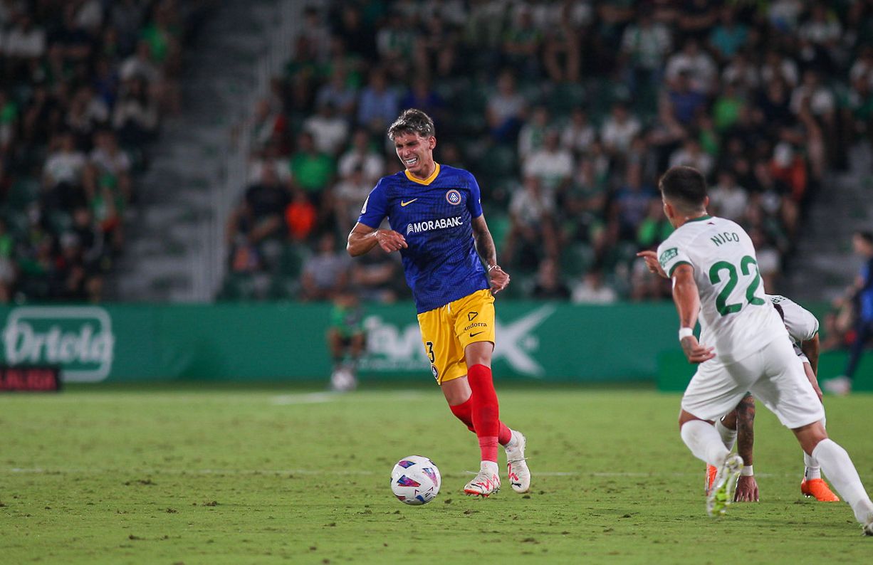 José Marsà en una jugada contra l'Elx.