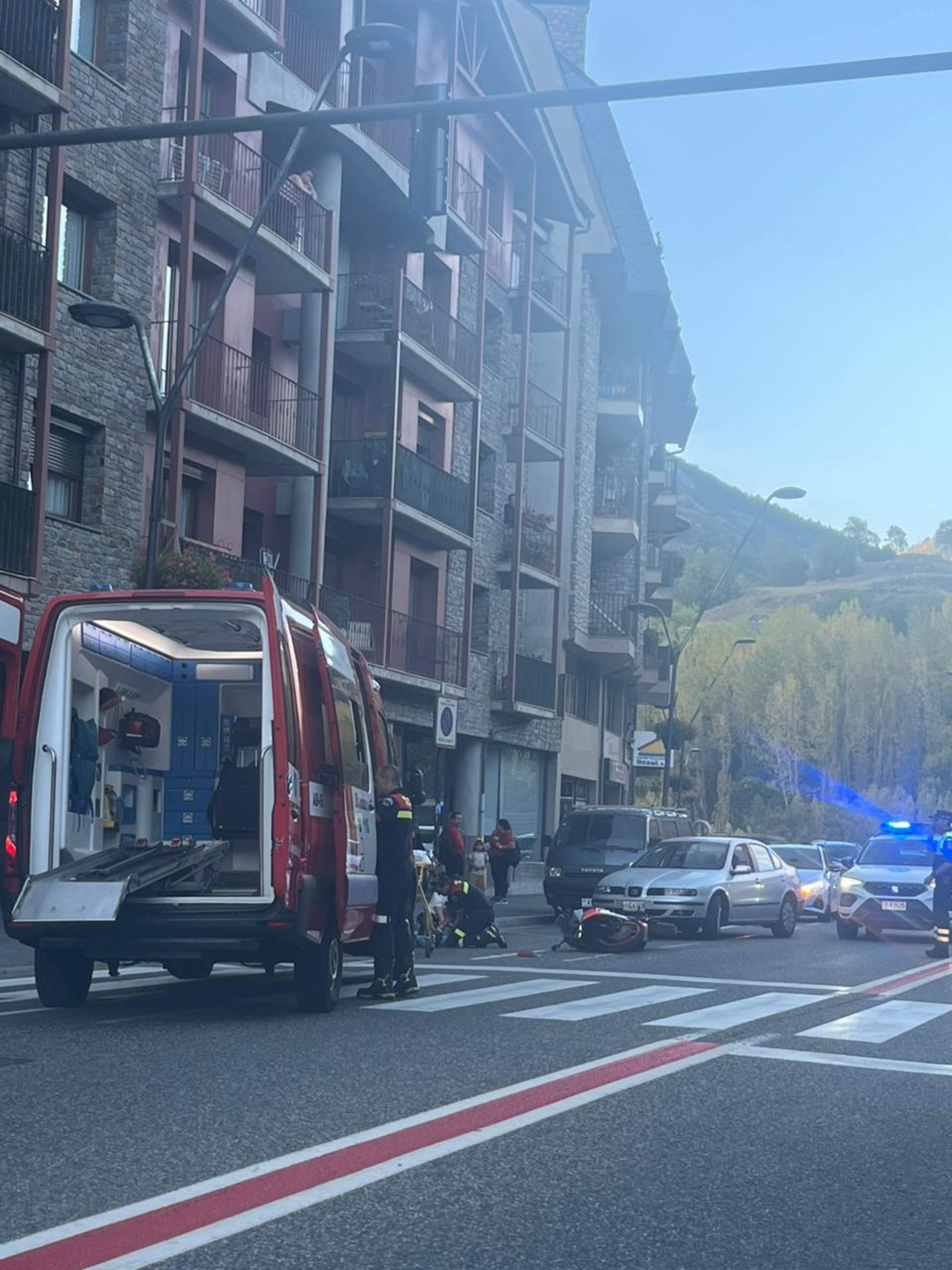 Els sanitaris dels bombers auxiliant el ferit.