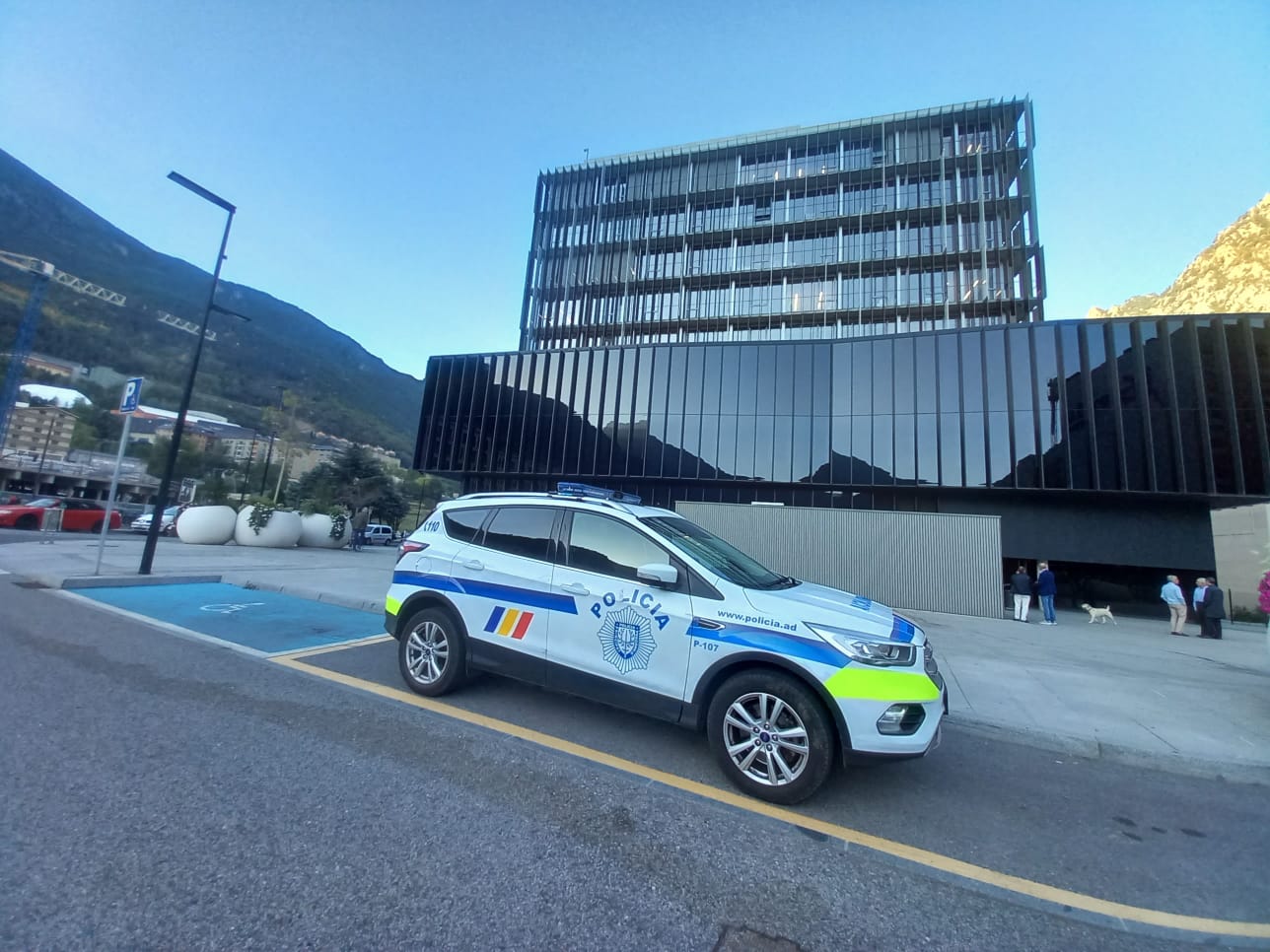 Un cotxe de policia en les immediacions de la Seu de la Justícia. Un cotxe de policia en les immediacions de la Seu de la Justícia.