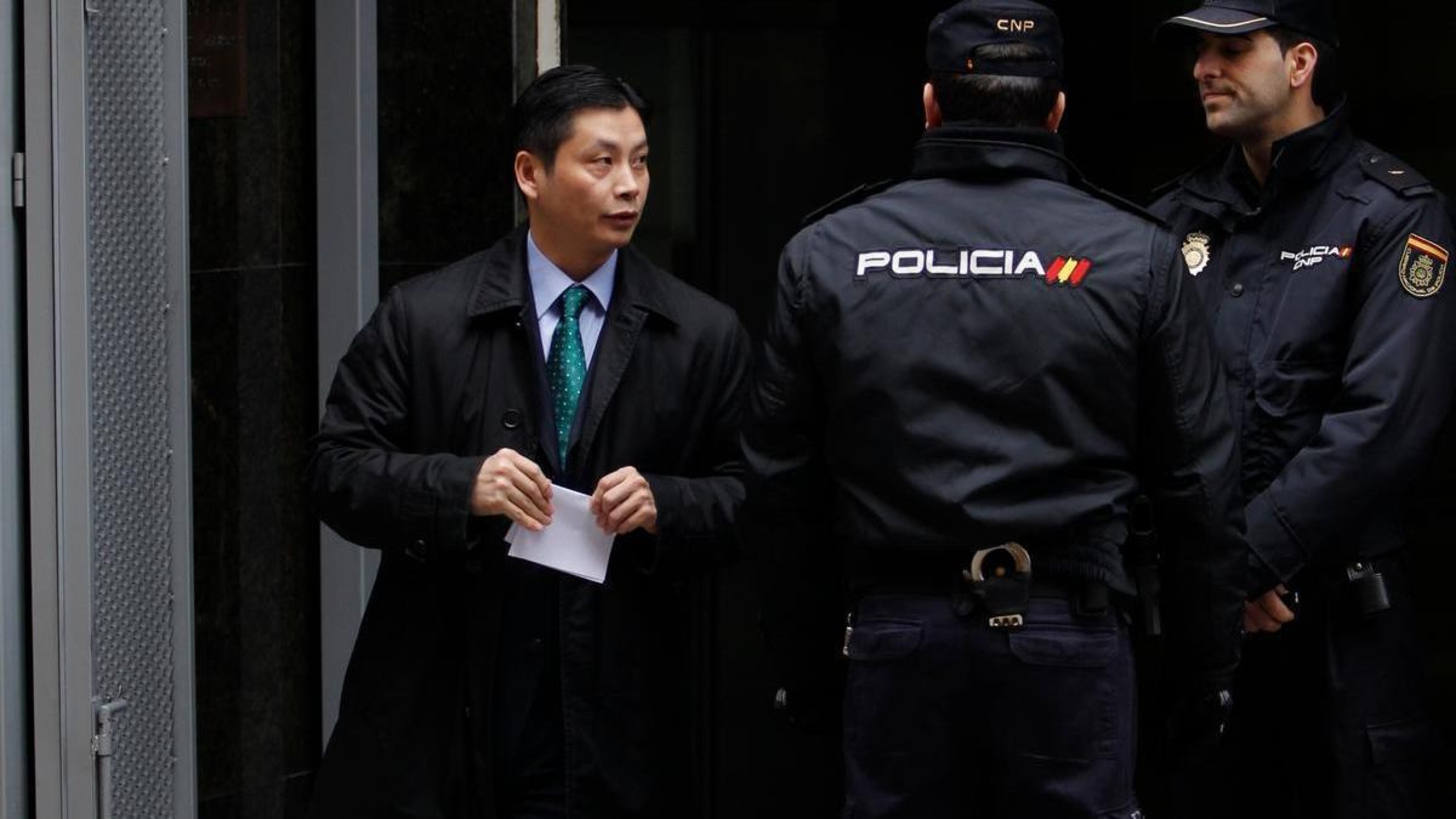 Gao Ping amb policies espanyols. Gao Ping amb policies espanyols.