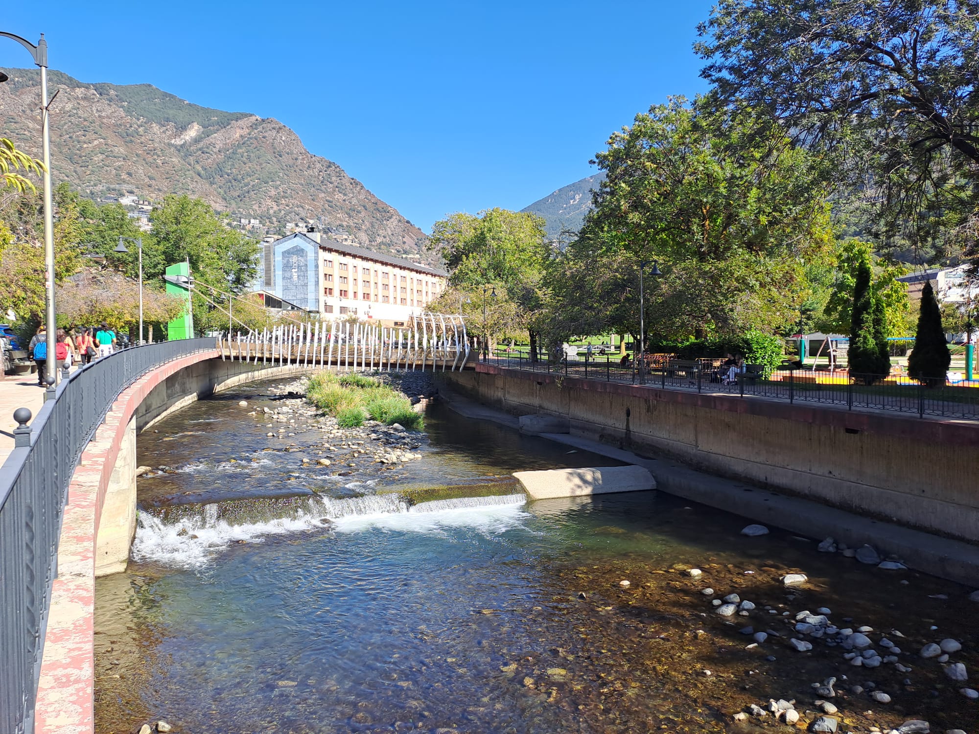 EL RIU VALIRA AL SEU PAS PEL PARC CENTRAL AQUEST MIGDIA.