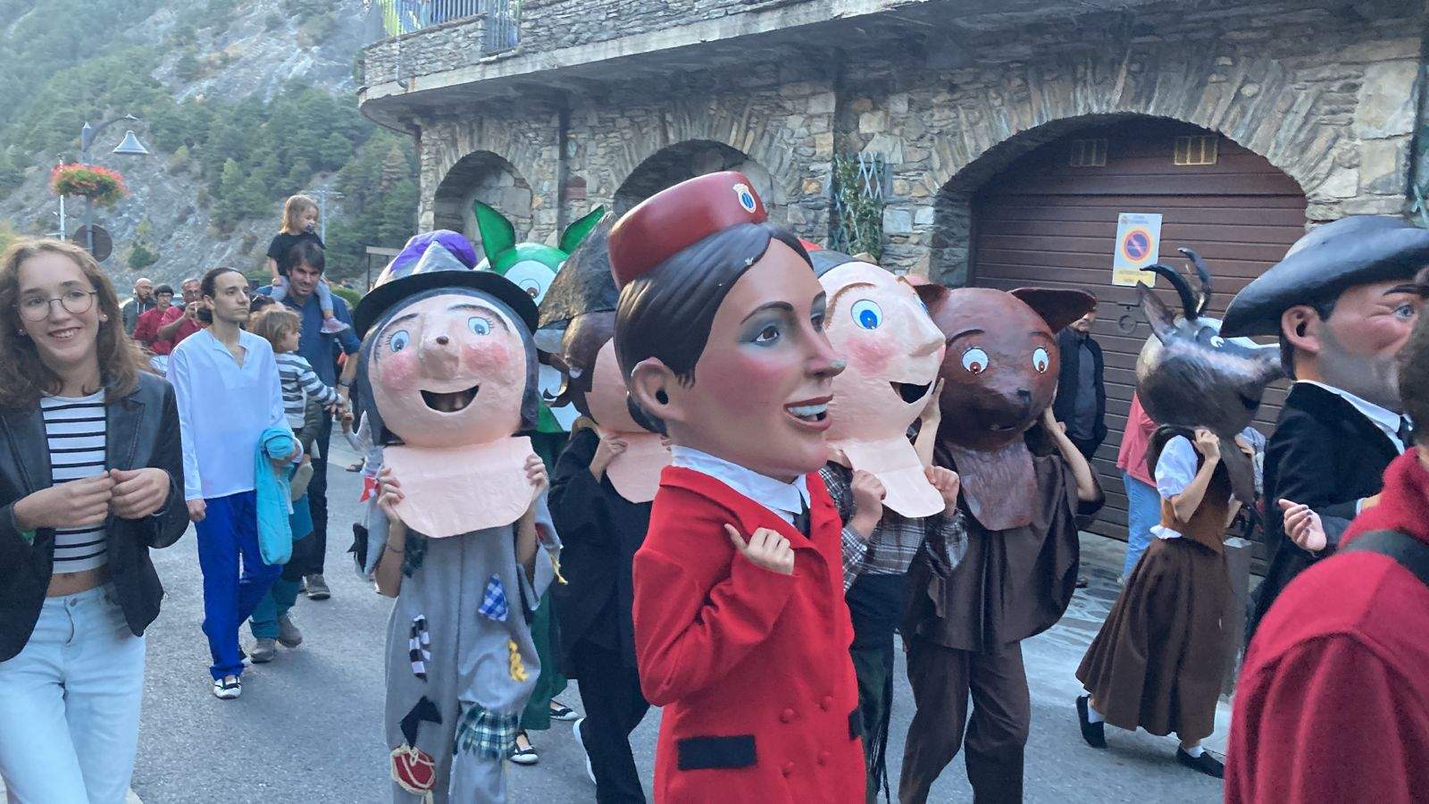 La cercavila amb els capgrossos al Contradans