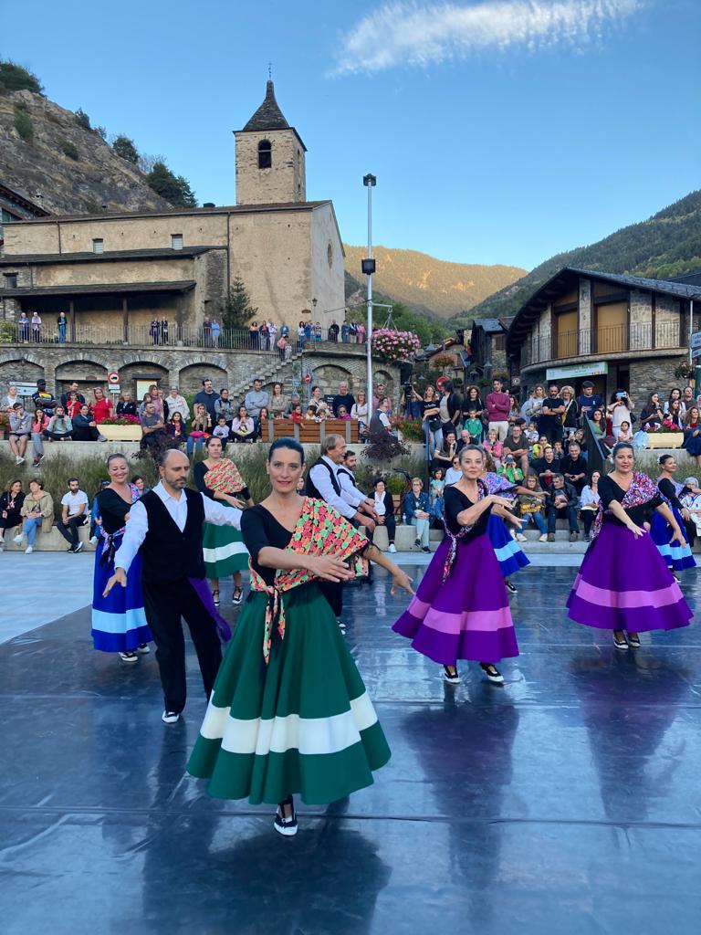 Un dels balls de l'Esbart de les Valls del Nord al Contradans