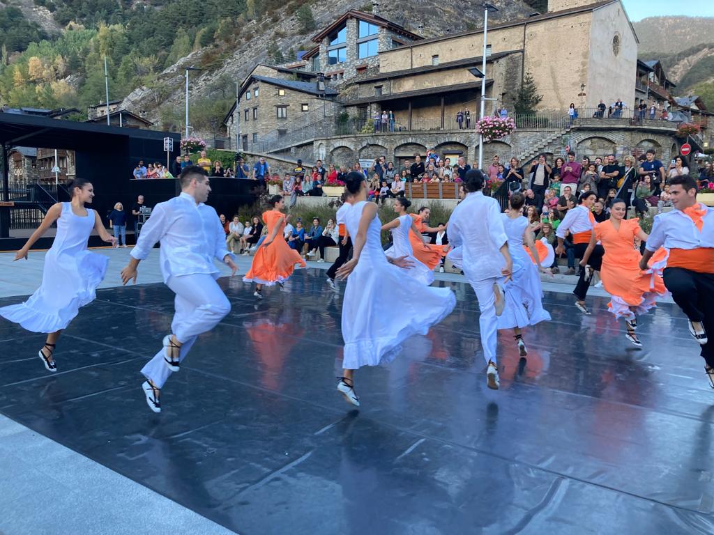 L'Esbart de les Valls del Nord inaugurant el Contradans.