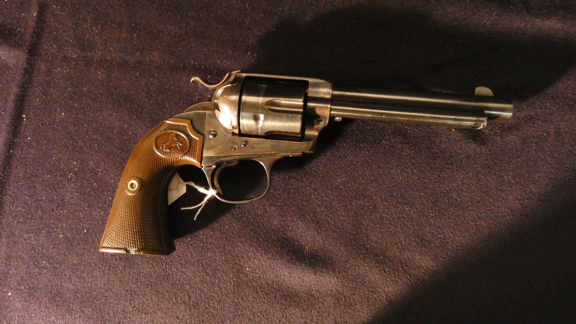 Absolt un home que va tenir un revòlver sense declarar durant més de