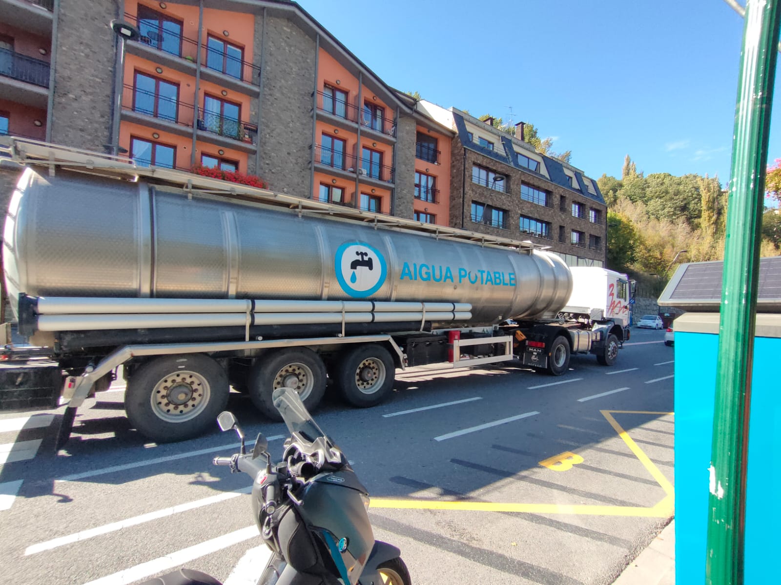 El camió cisterna passant pel centre de la Massana. El camió cisterna passant pel centre de la Massana.