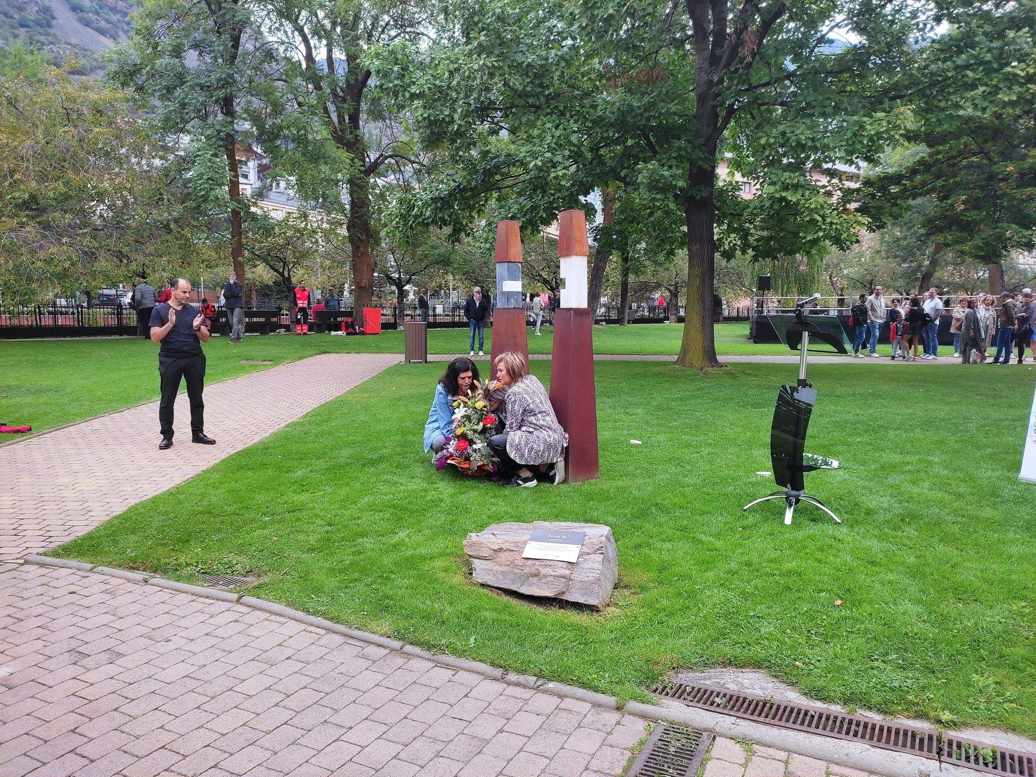 Un moment de l'ofrena floral a l'escultura en homenatge al donant.