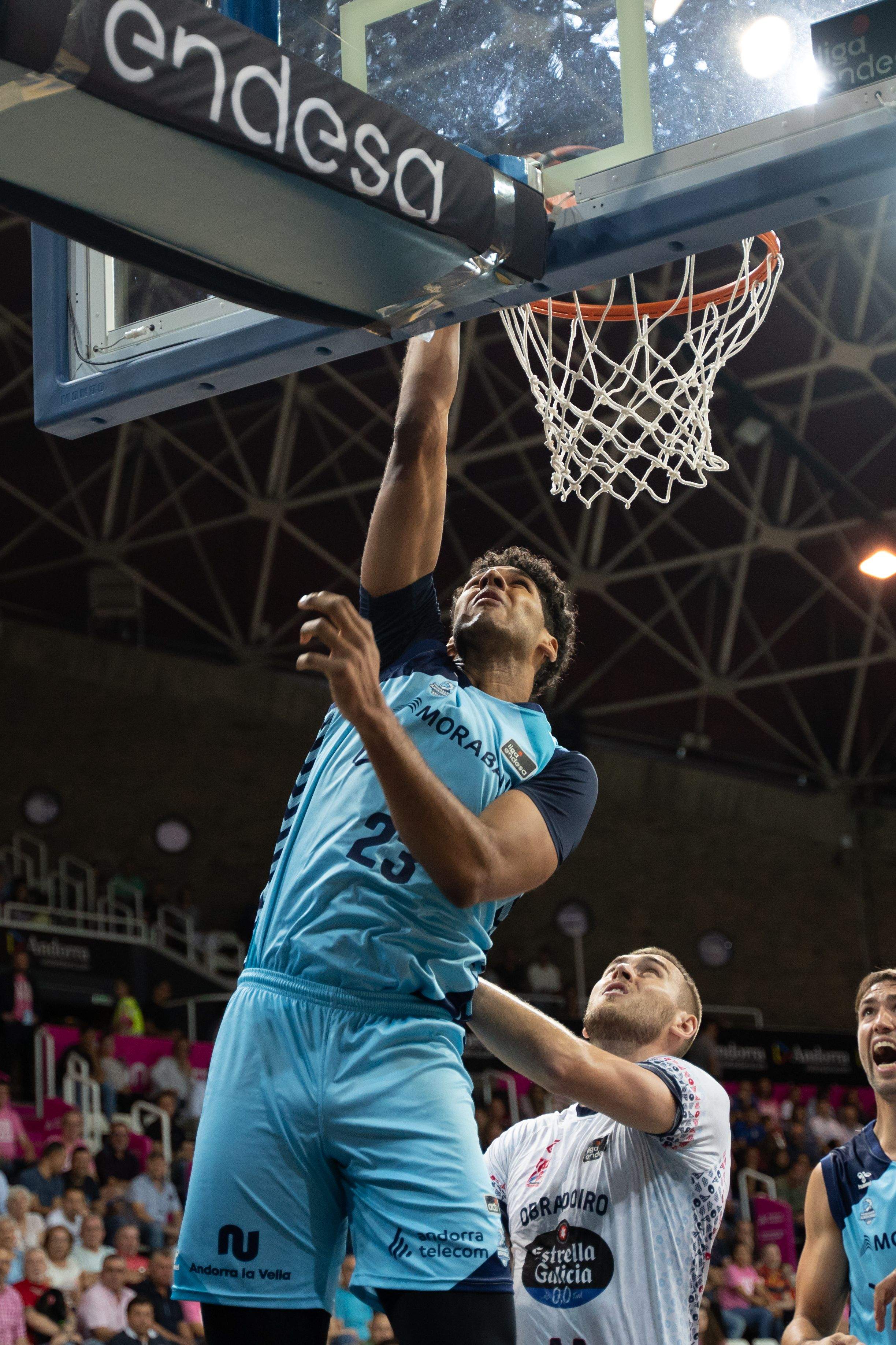 Felipe Dos Anjos fent una cistella contra l'Obradoiro. La portaveu del Sindicat, Rebeca Bonache.