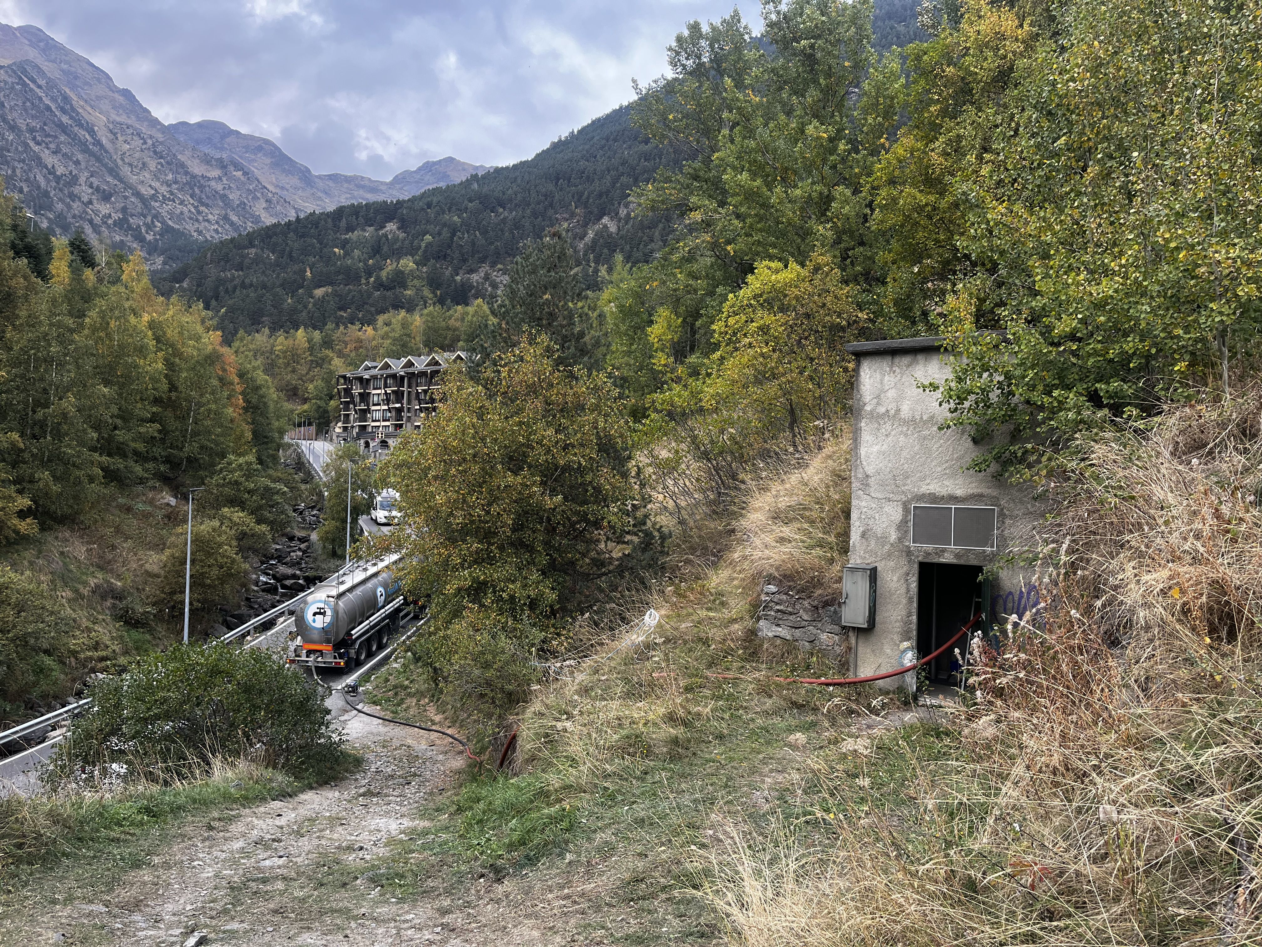 El camió cisternà carregant aigua al dipòsit de Ribasol el passat octubre.