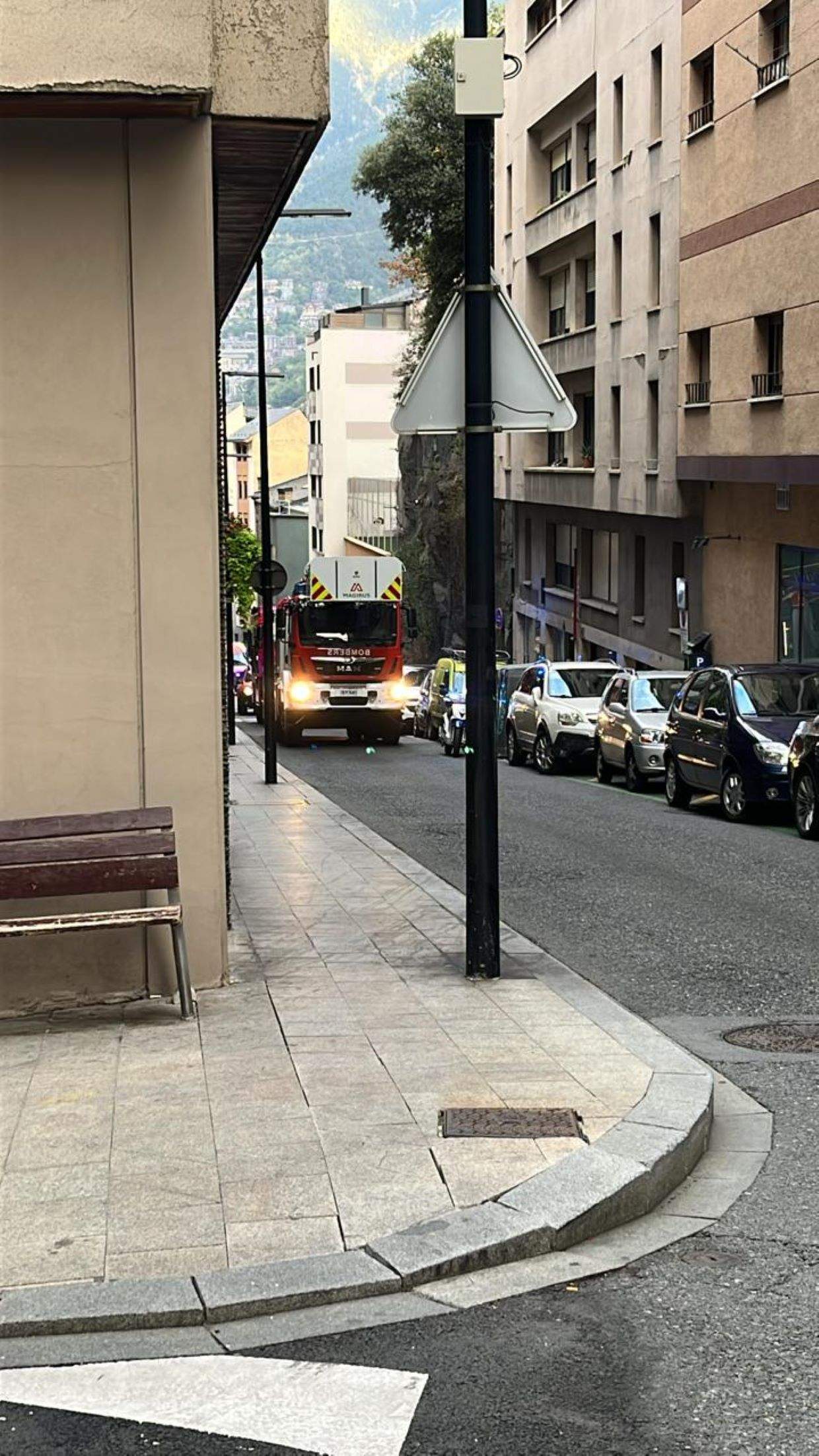 El camió de Bombers al carrer Ciutat de Valls.
