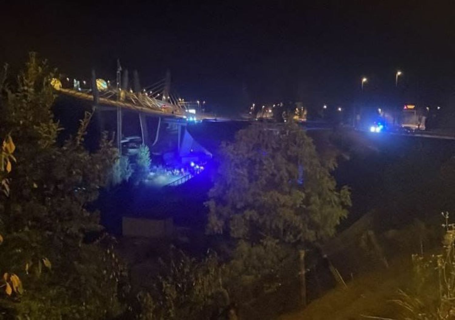 Efectius dels cossos d'emergència treballen per atendre les possibles víctimes.