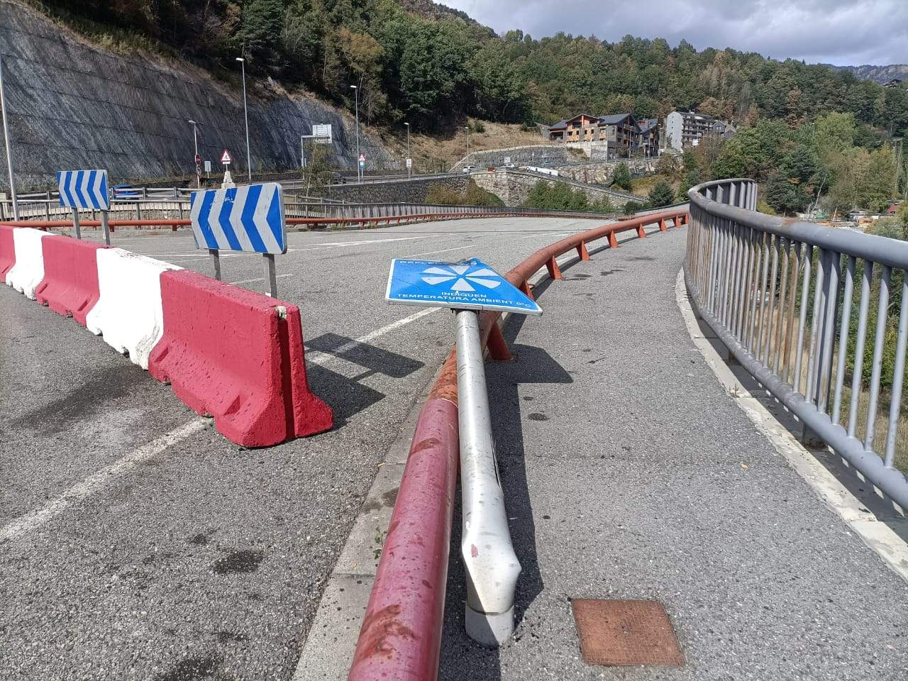 Un dels senyals malmesos arran de l'accident.