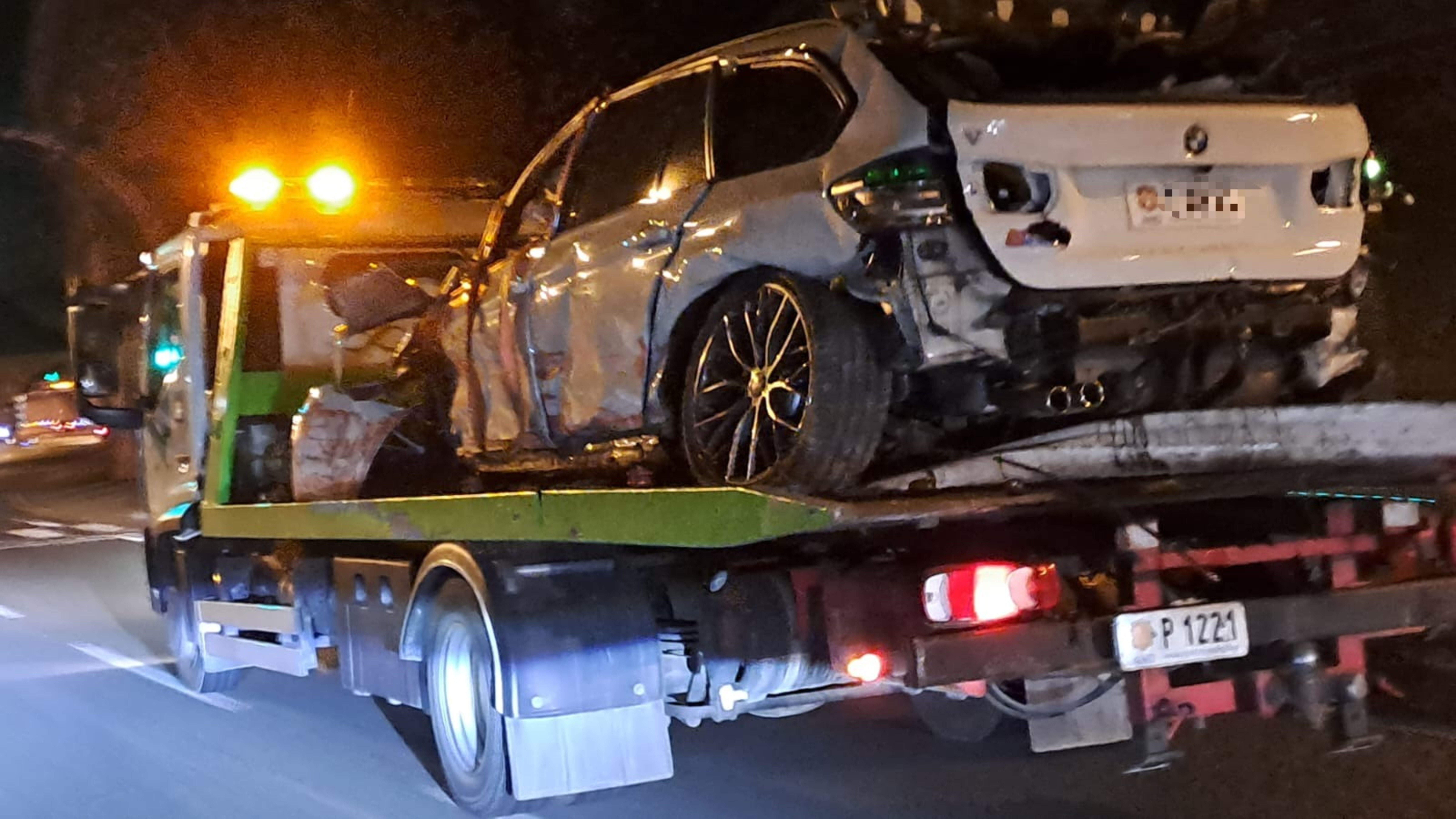 El vehicle accidentat carregat a la plataforma que se'l va endur del lloc on va caure.