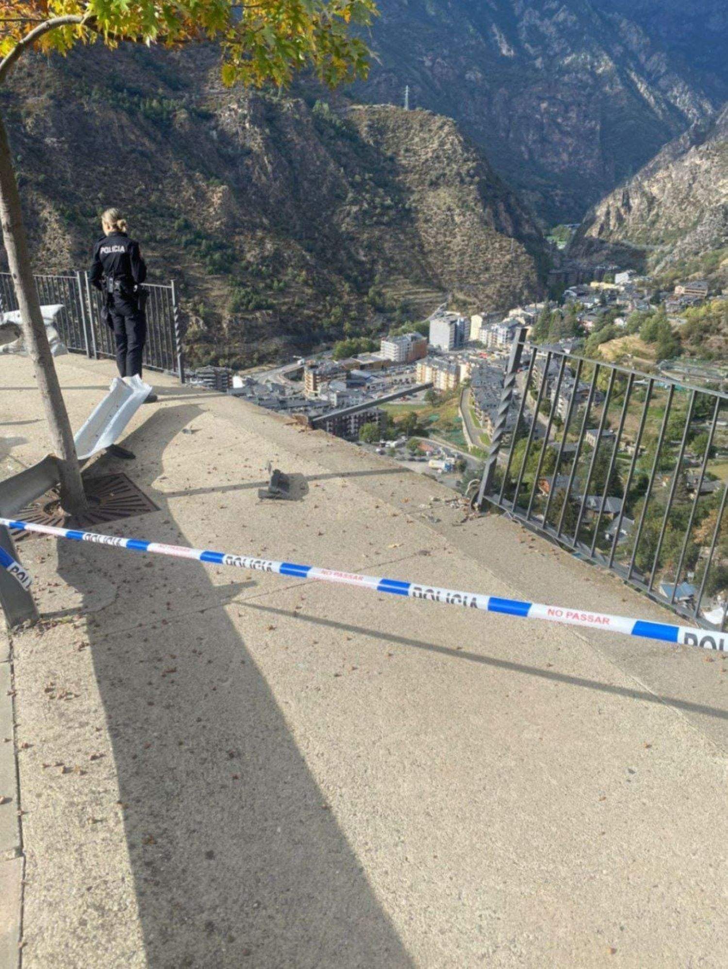 El lloc per on s'ha precipitat el vehicle.