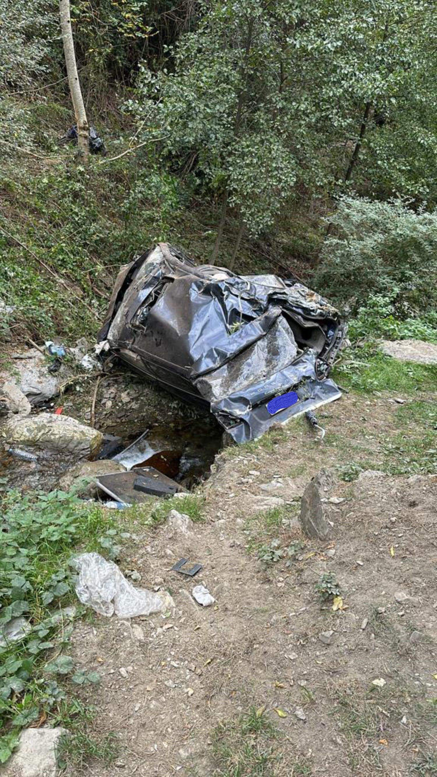 El cotxe destrossat al barranc.