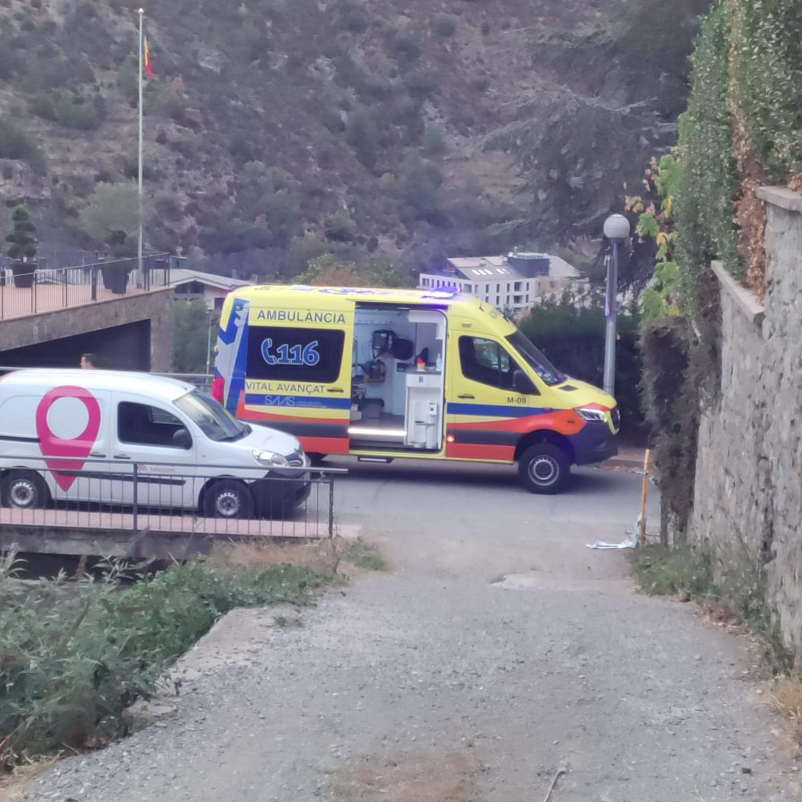 Una ambulància en les immediacions del lloc on ha caigut el cotxe.